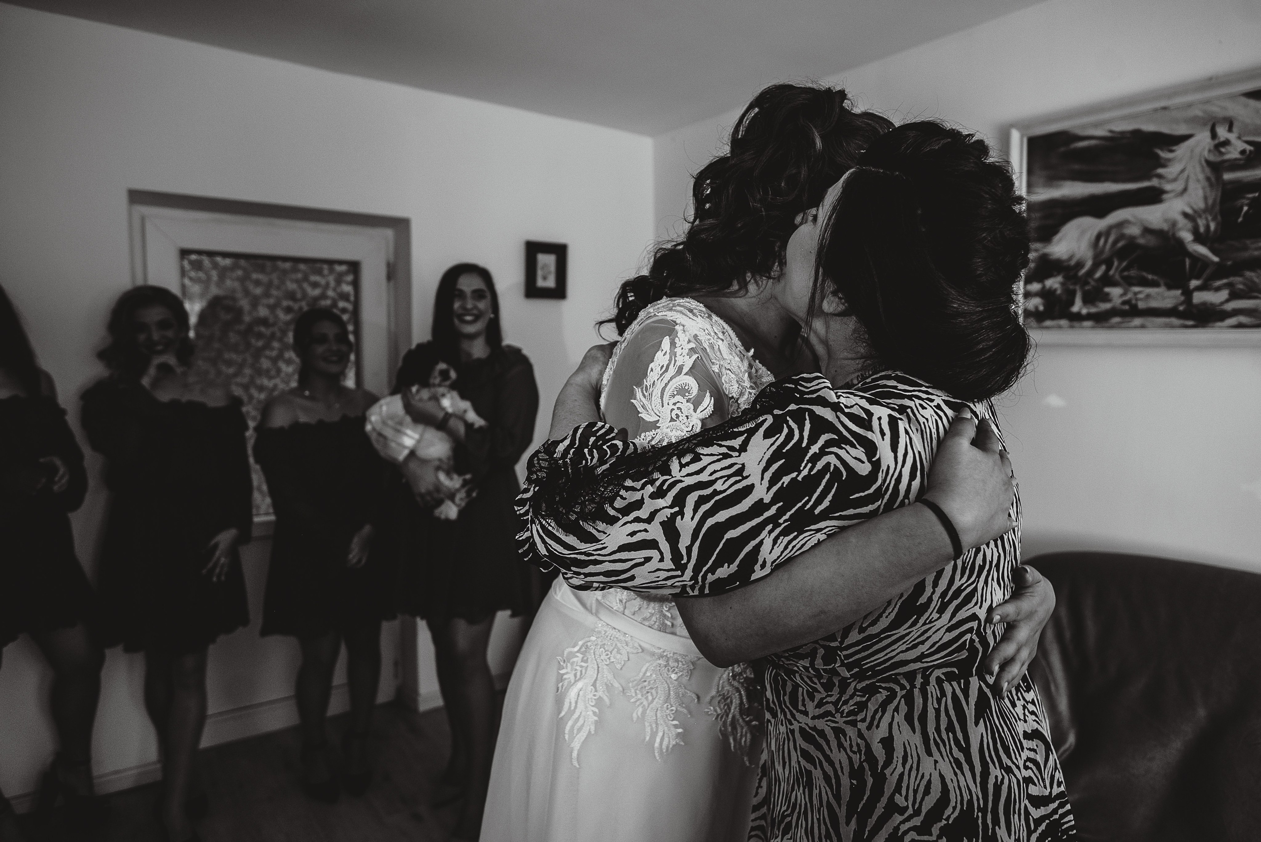 Fotograf profesionist de nuntă. Cu o abordare creativă și tehnici unice, spunem povestea voastră prin imagini pline de iubire și naturalețe. Descoperă arta fotografiei de nuntă . Fotograf Iasi, fotograf de nunta Suceava. Fotografii de nuntă. Pachet fotografii de nuntă. Fotograf Iasi, fotograf Suceava, fotograf Botosani, fotograf Romania. Servicii foto nuntă. Servicii foto-video.