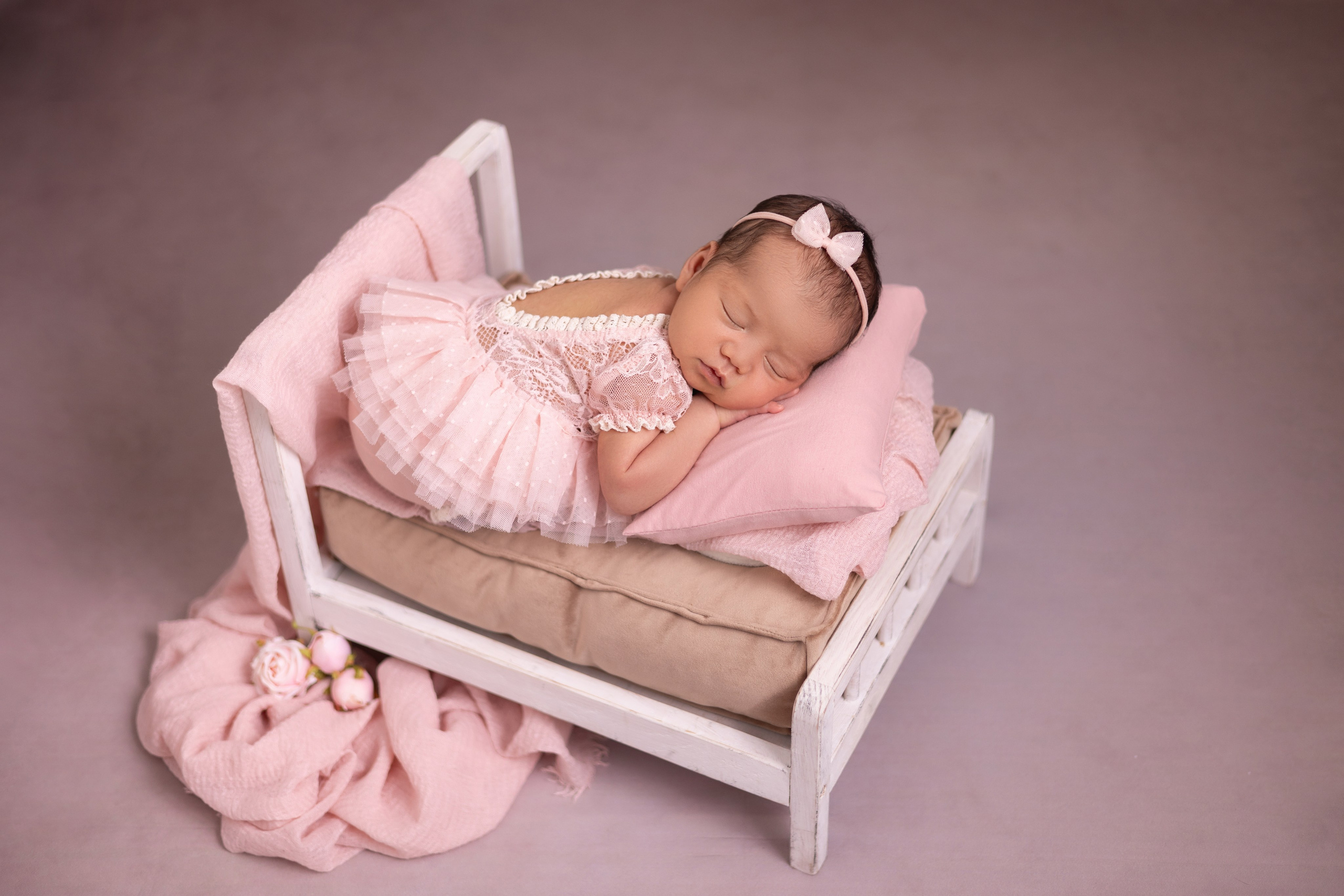 Neugeborenenfotografie Hagen, Babyfotoshooting in Rosa, Newborn Shooting Iserlohn, Babyfotograf Dortmund, Babyfotos Mädchen Hagen