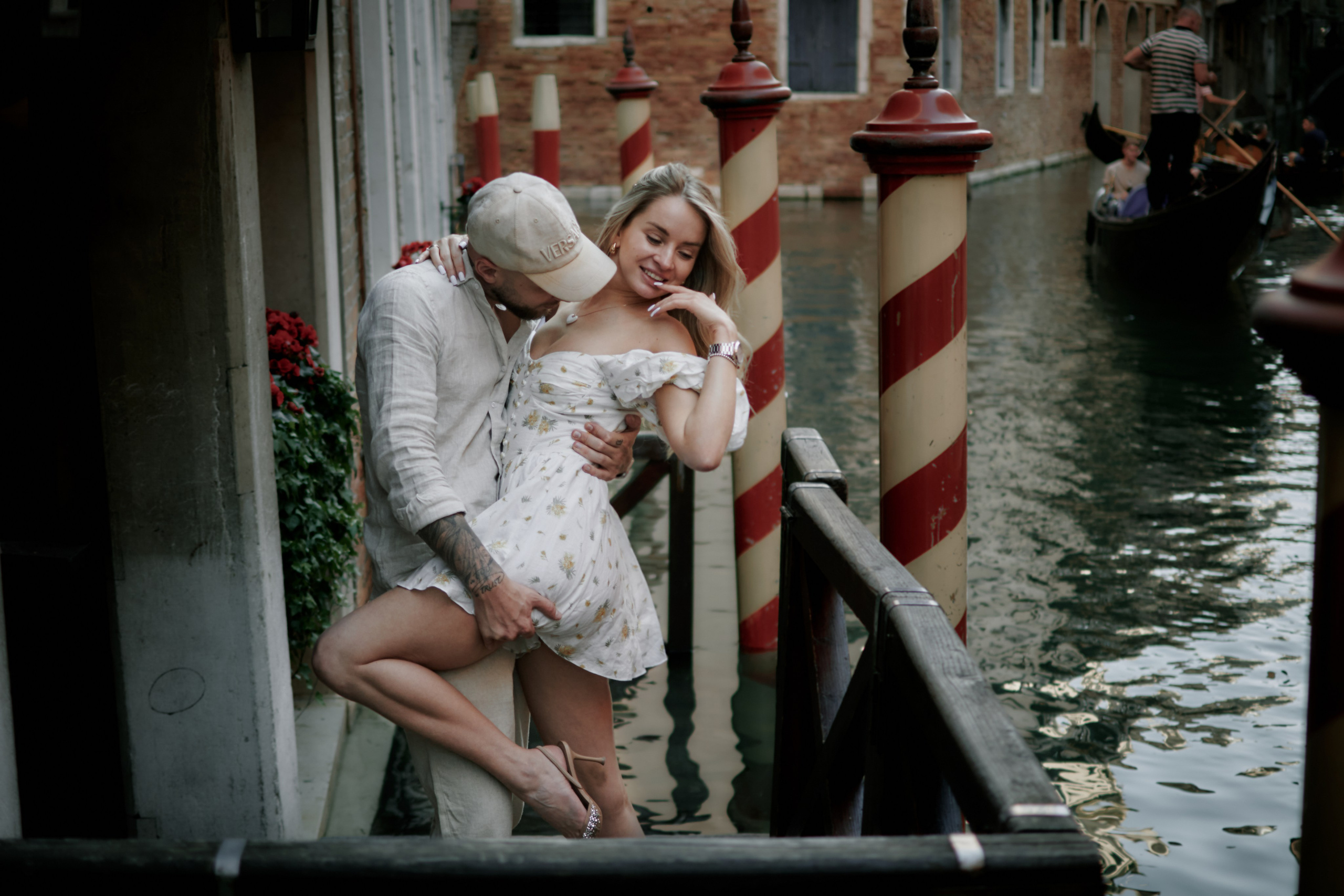 Surprise Engagement Photoshoot in Venice on a Boat. Photographer in Venice, Italy. Yana Zotova