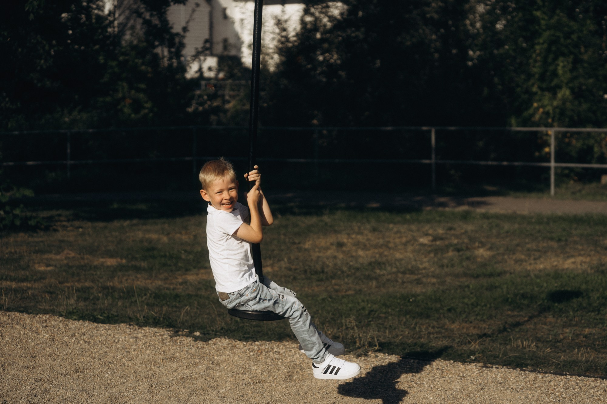 Мальчик на качелях в парке — динамичная детская фотосессия на природе