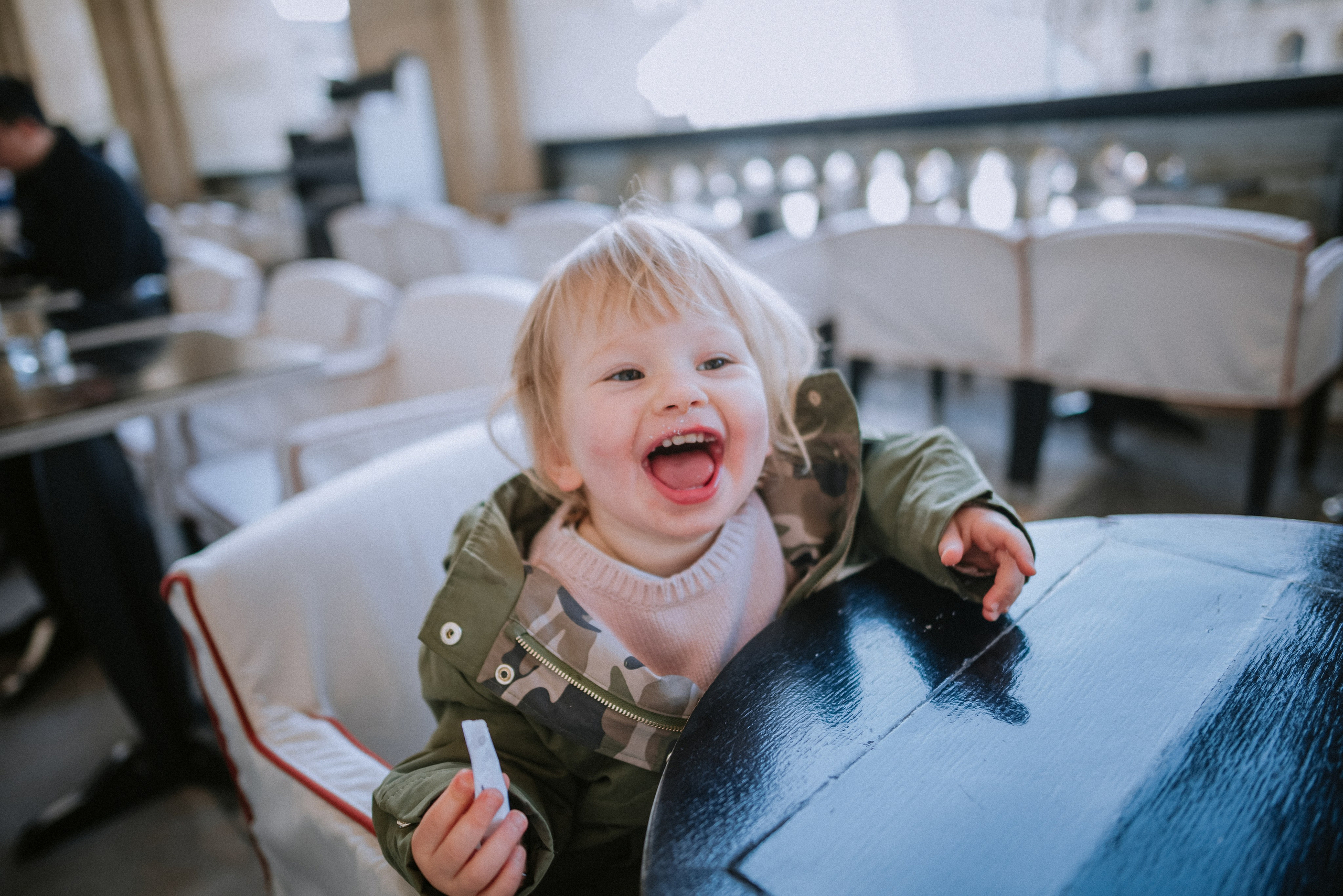 Lifestyle family walk in Tuileries Gardens. Ksenia Marchand/ Lifestyle photographer in Paris