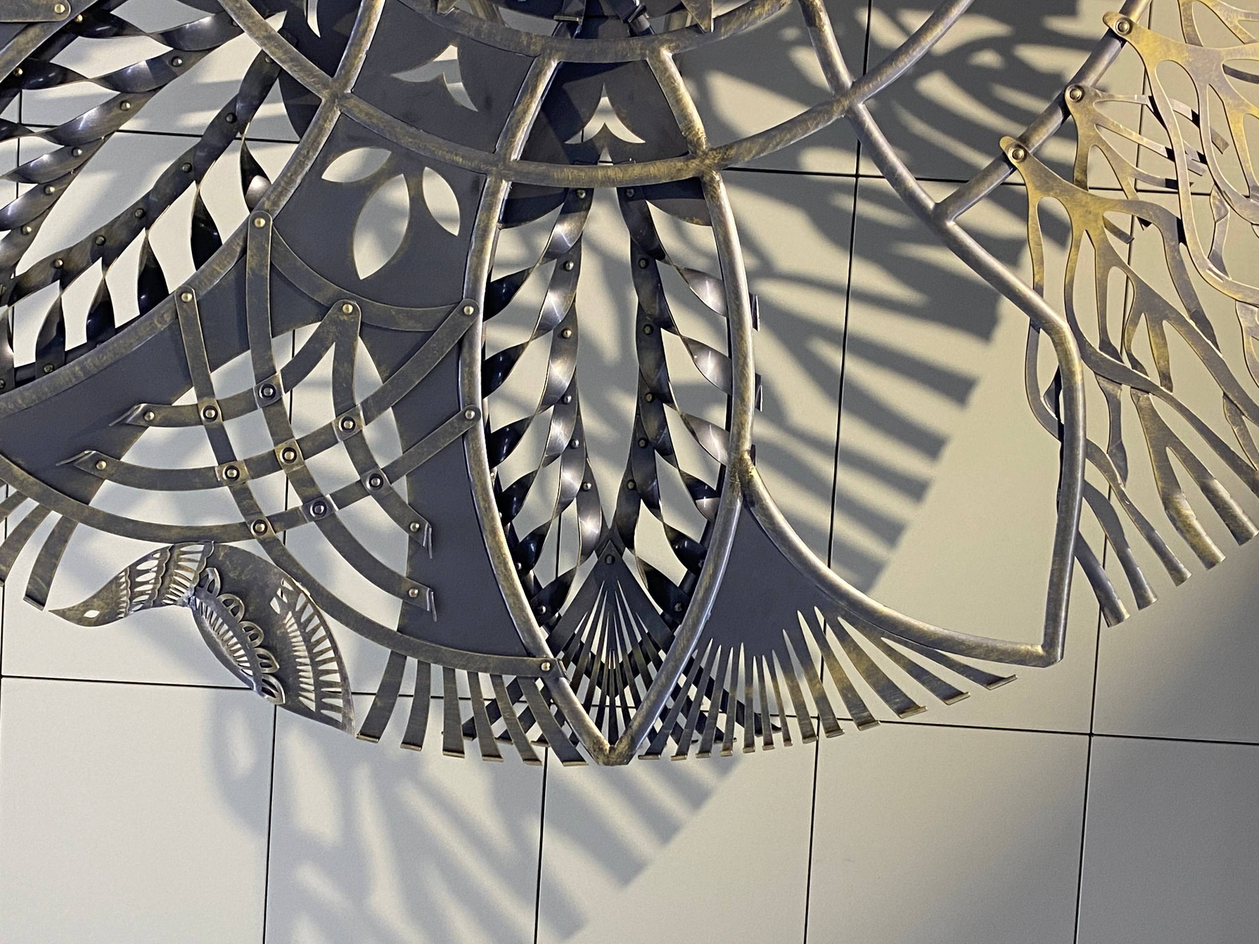 Минское Метро. Станция «Ковальская слобода». 2019-2020 «КАВАЛЬСКIЯ ВЫЦIНАНКI» кованые подвесные светотеневые композиции, декоративные элементы. Сталь, художественная ковка, лазерная резка, сварка. Художники Мария Тарлецкая, Павел Войницкий, Архитекторы Владимир Телепнёв, Ольга Телепнёва, Анна Кузмич. По мотивам произведений Елизаветы Червонцевой и Молодечненской школы вытинанки. Перонн. Перонный зал.