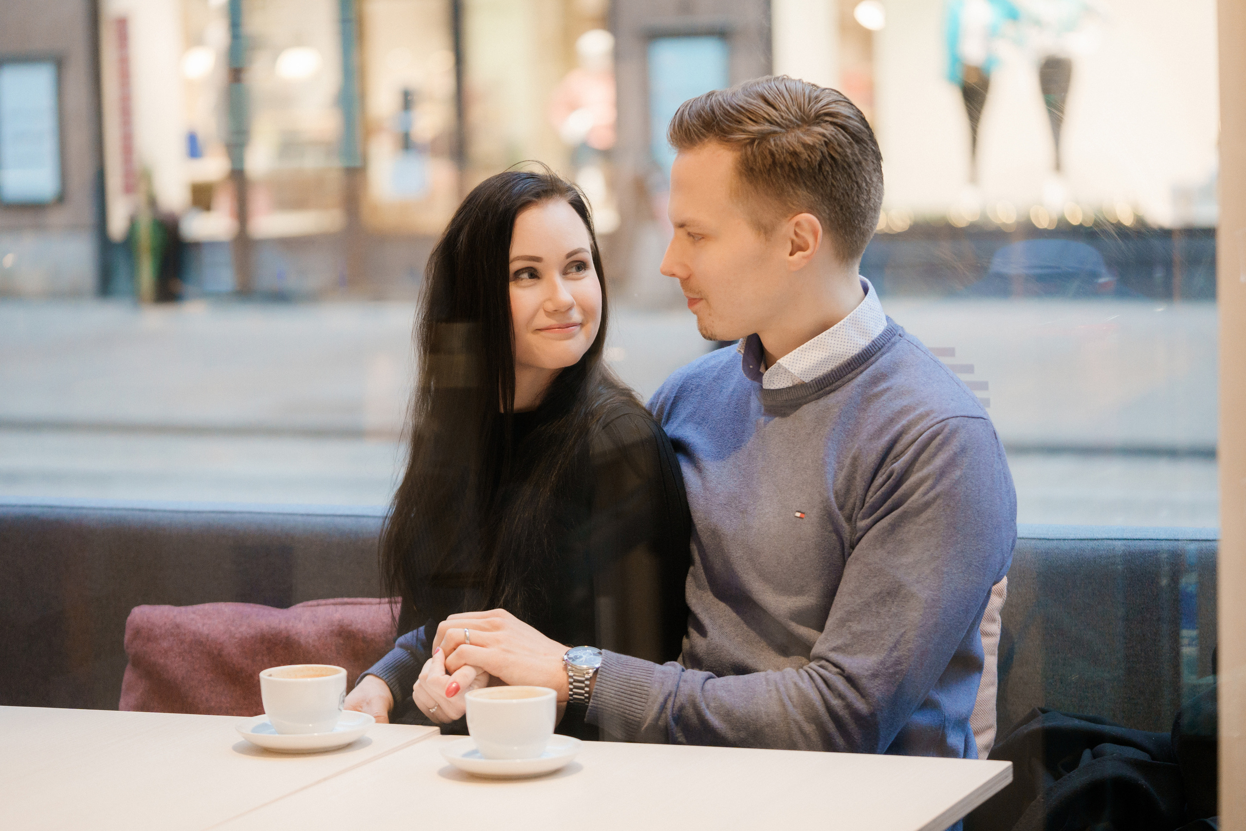 Kihlapari kahvilassa