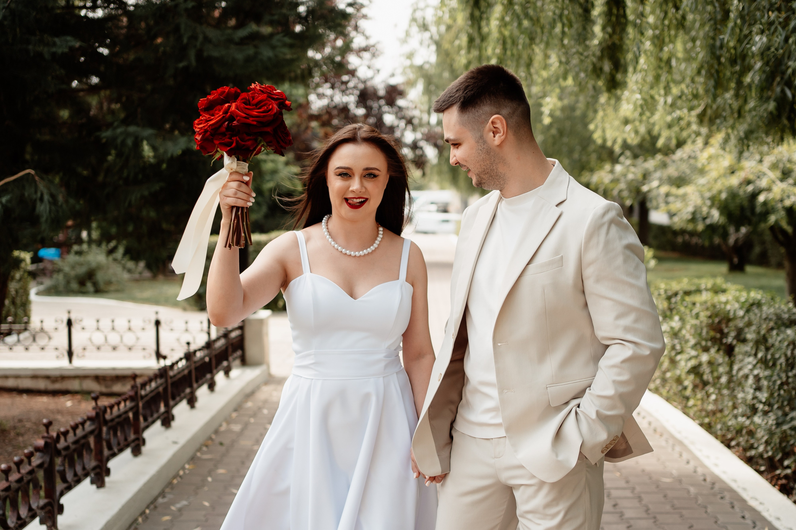 Miri fericiți în fața oficiului stării civile din Ilfov, celebrând începutul unei noi vieți împreună. Fotografie de cununie civilă, capturând naturalețea și bucuria momentului special.