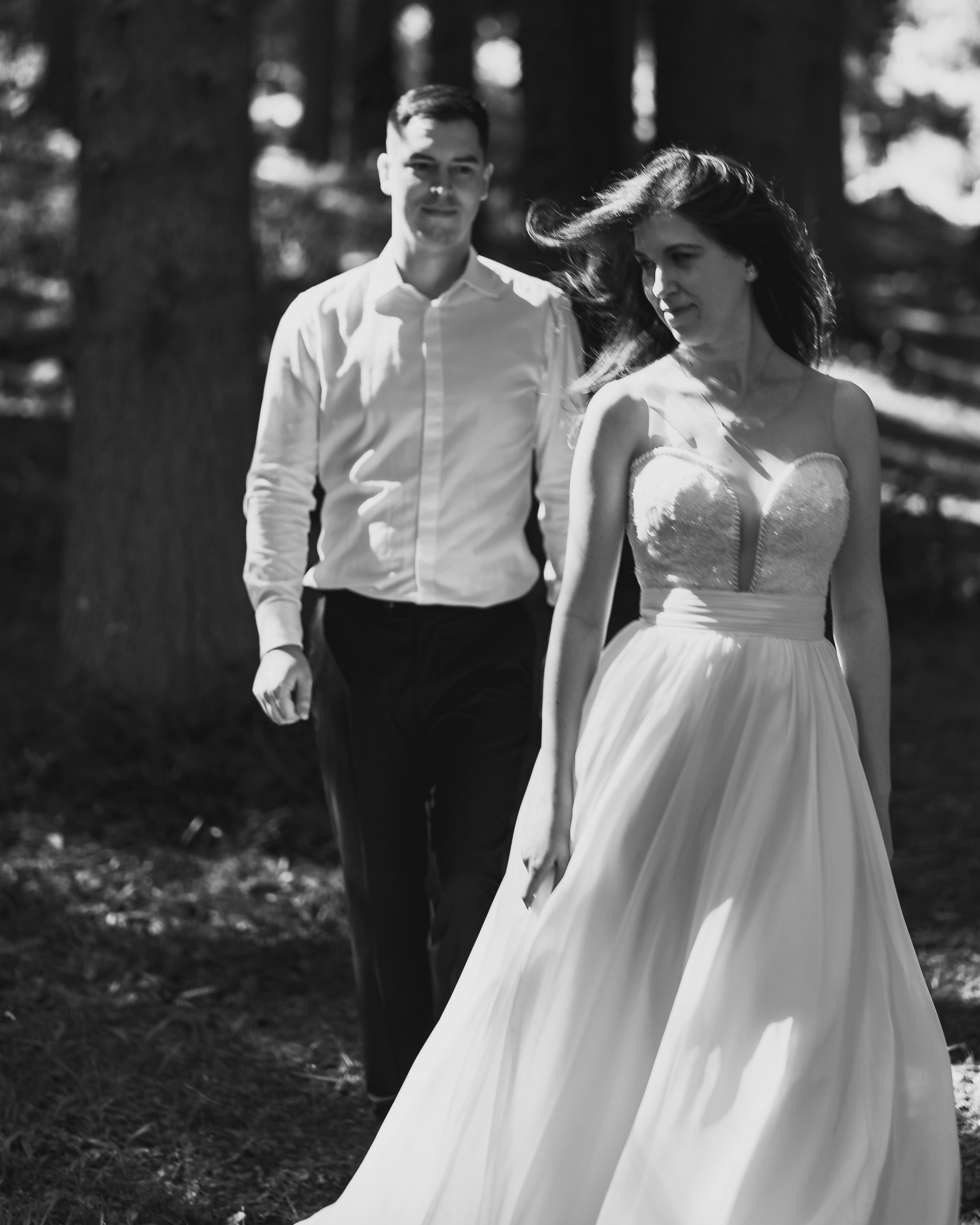 Moment emoționant între miri în ziua nunții, surprins într-un cadru natural și romantic, la Lacul Bolboci. Fotografie de nuntă profesională, editată artistic pentru a evidenția emoția și eleganța evenimentului.