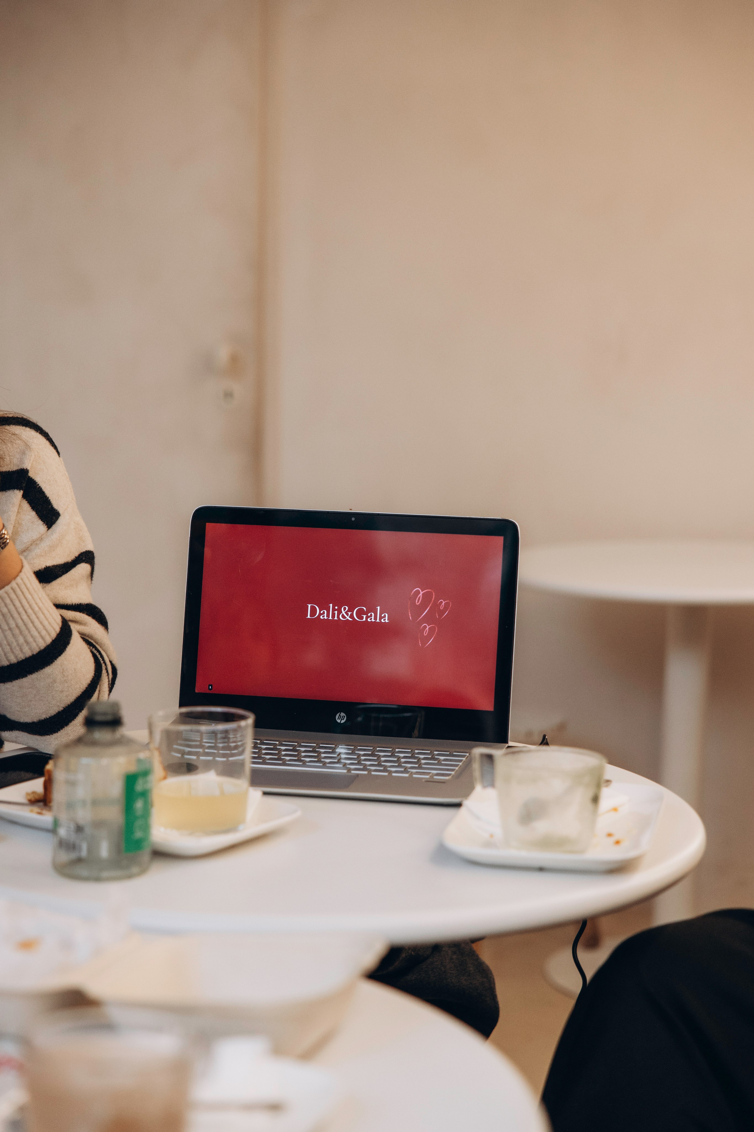 Event photo session for Art brunch Toulouse. Eugenie Smirnova — wedding, corporate and lifestyle photographer in Toulouse and Southwest France