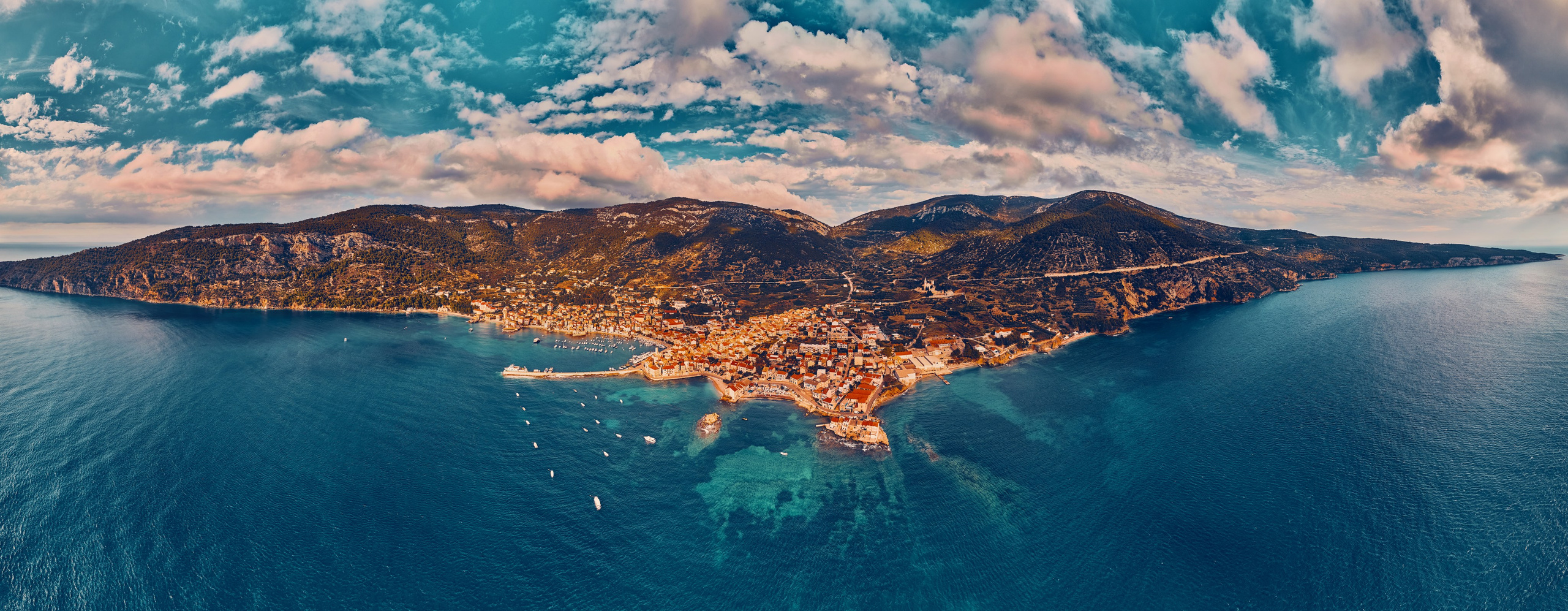 Andriej Szypiłow - fotografia i wideografia - Widok z lotu ptaka na zachód słońca w Komiży - na zachodnim brzegu pięknej i malowniczej wyspy Vis