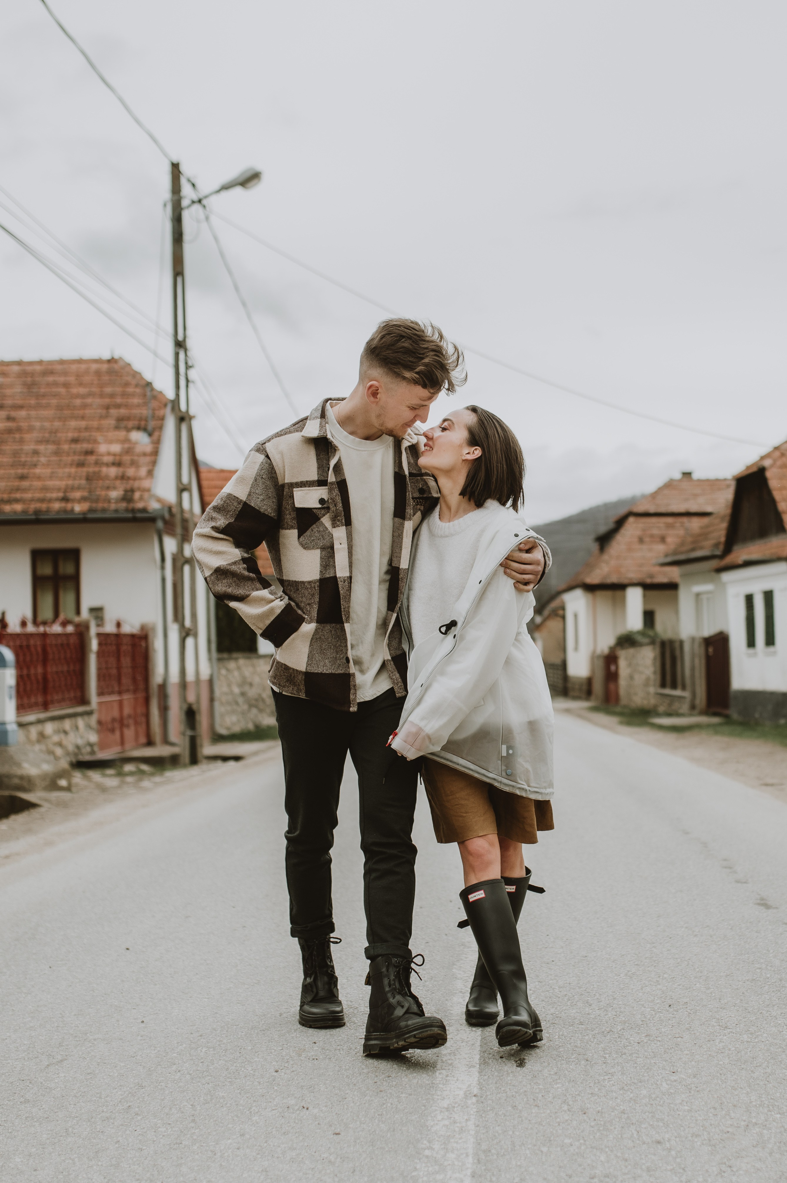 Sedinta foto de cuplu in munti, sedinta save the date pe munte. Proud Vision Weddings | Wedding Photography & Film — Servicii profesionale Foto Video Nunta Iasi