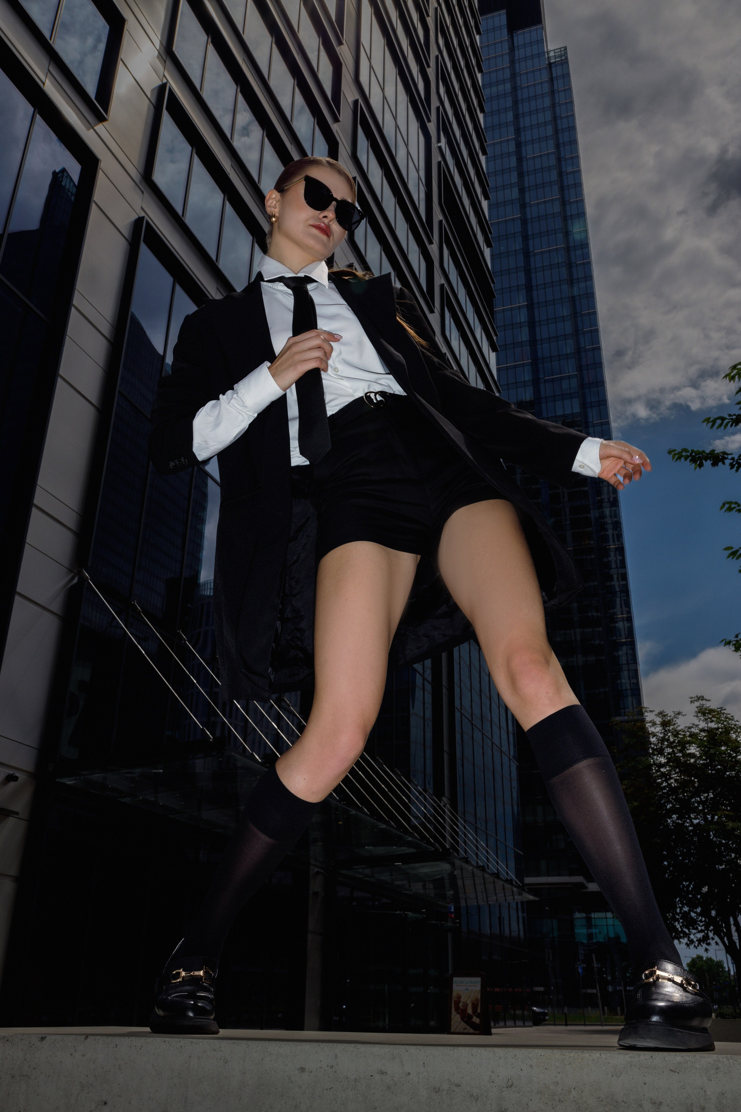 фотосессия  в строгом стиле пиджак галстук гольфы очки 