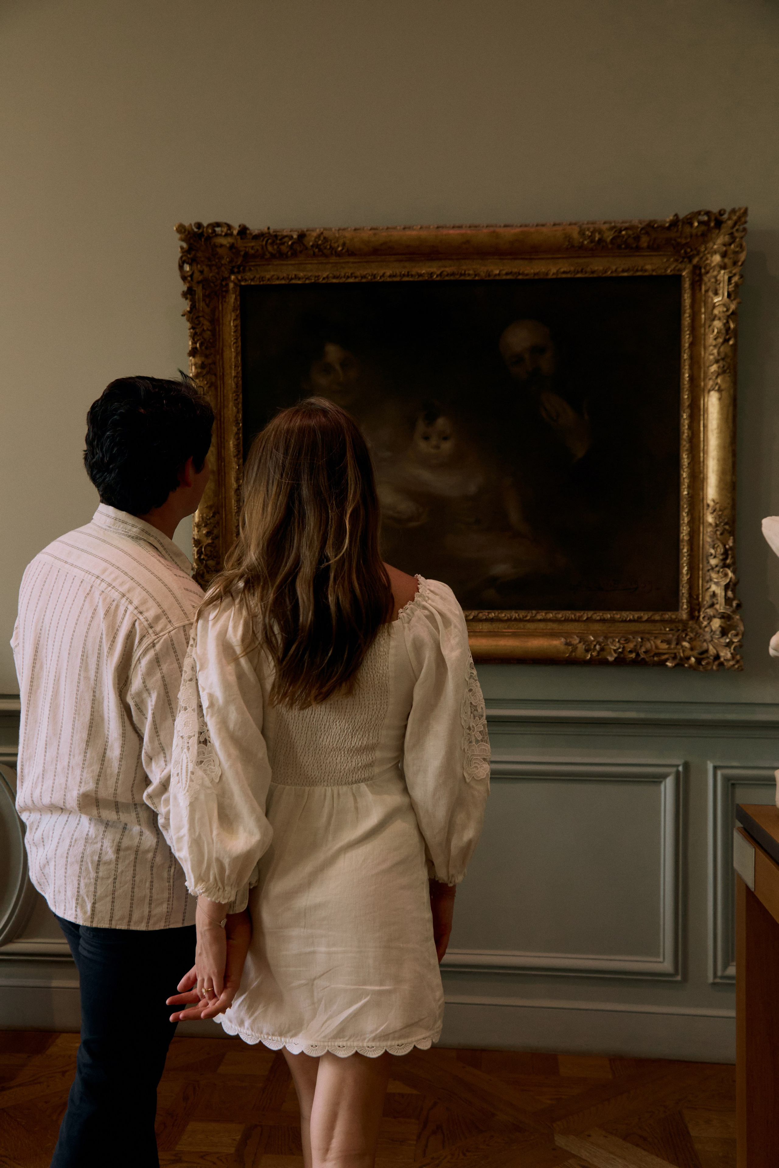 Hannah & Drew museum engagement. Photographer in Paris