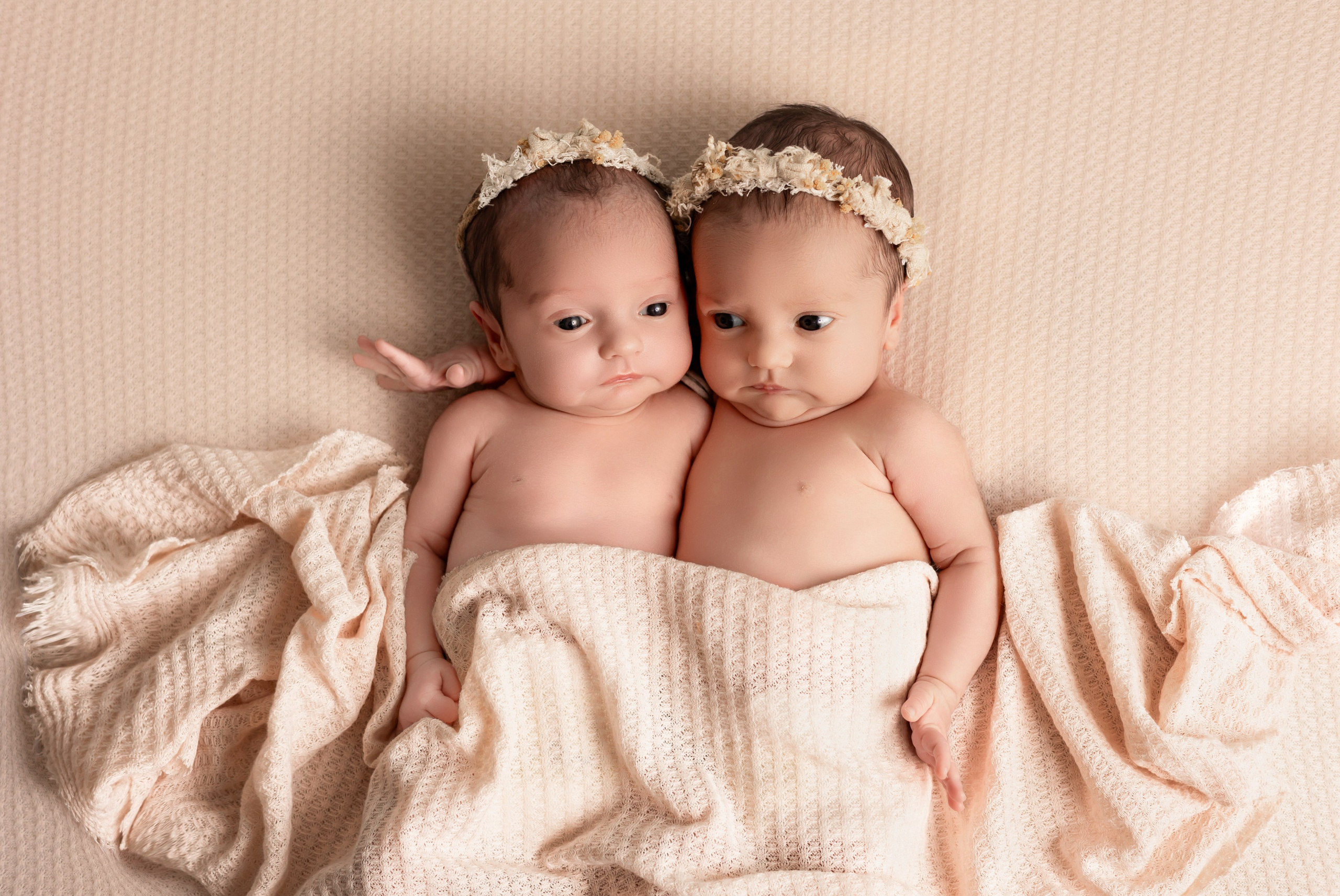 Zwillingsshooting Hagen – zwei Neugeborene kuscheln im Studio-Set mit Naturtönen, liebevoll inszeniert