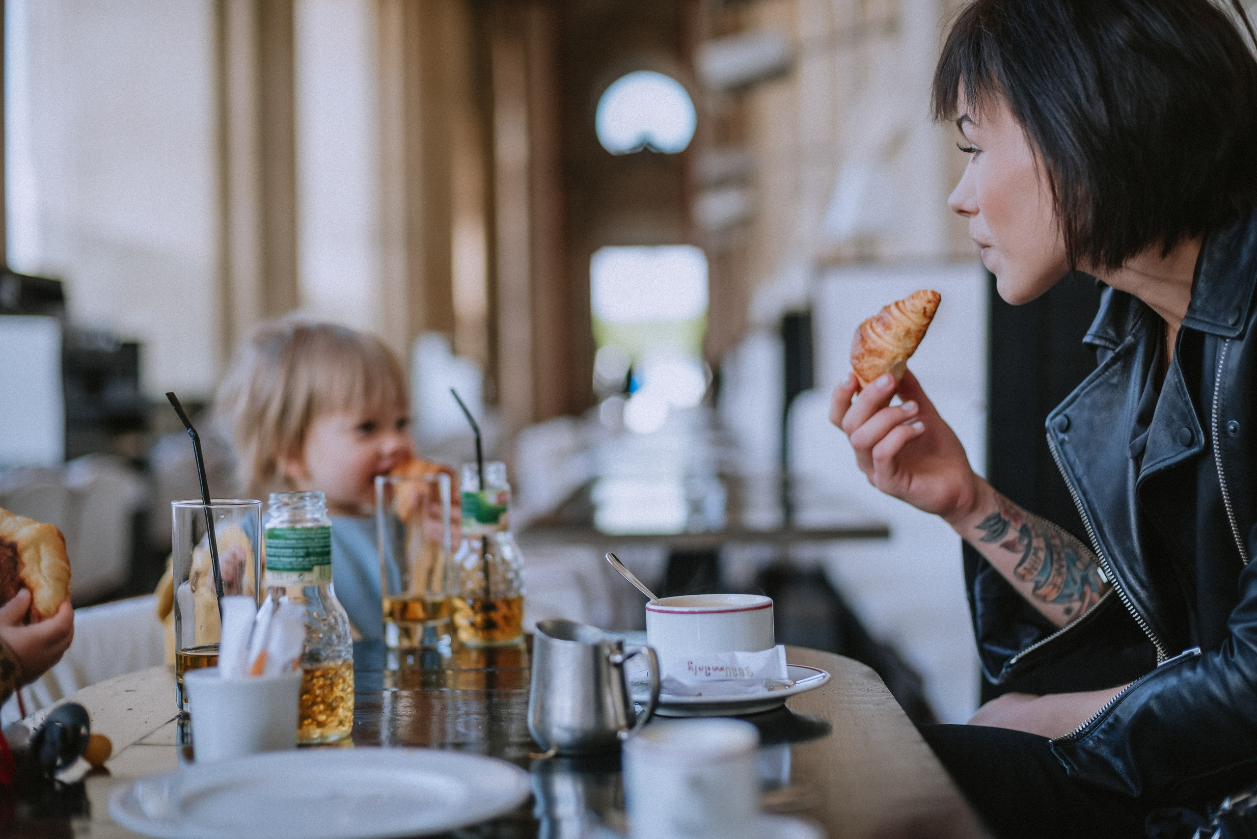 Lifestyle family walk in Tuileries Gardens. Ksenia Marchand/ Lifestyle photographer in Paris