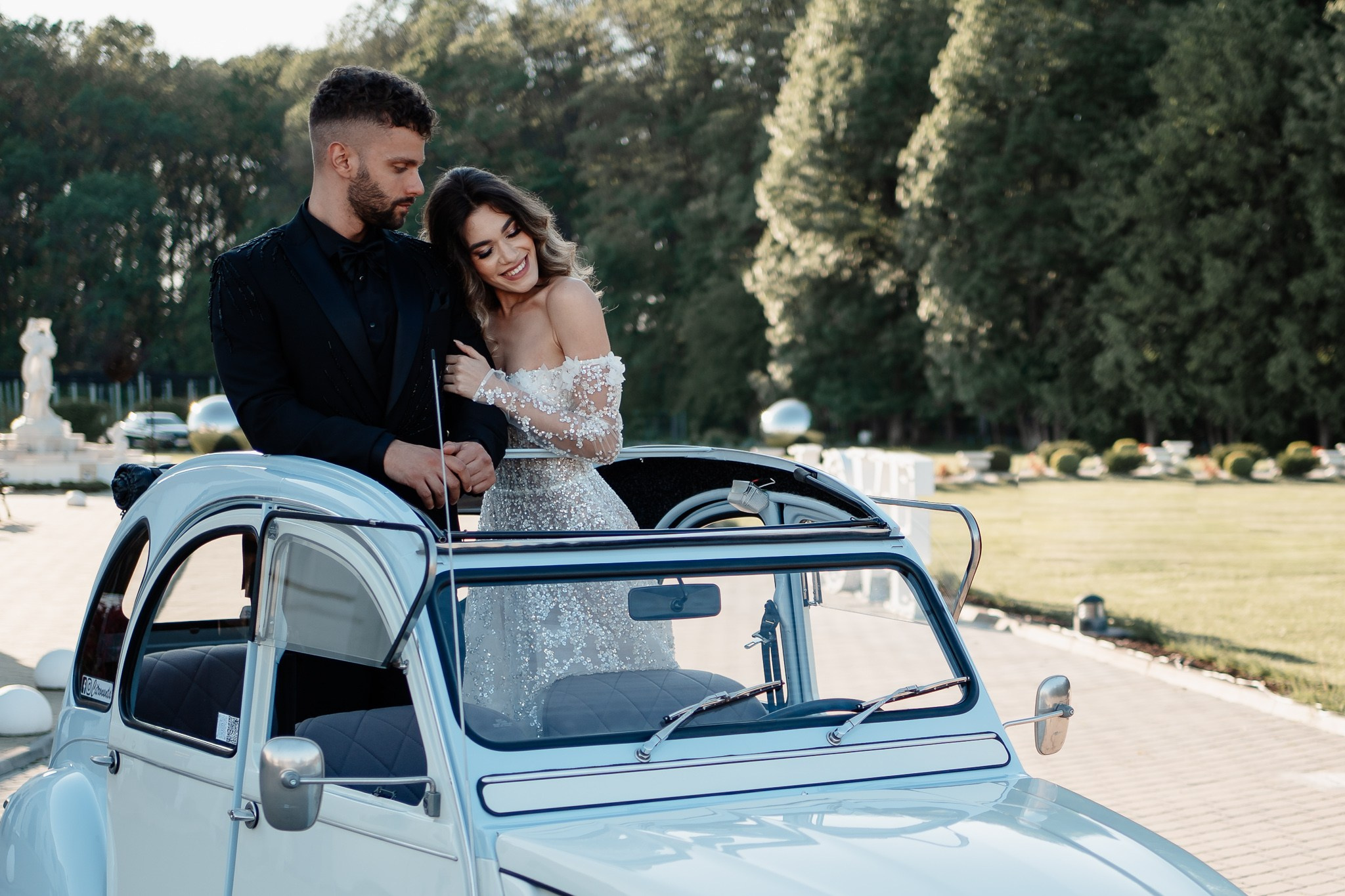 Moment emoționant între miri în ziua nunții, surprins într-un cadru natural și romantic, la Domeniul cu Ciresi. Fotografie de nuntă profesională, editată artistic pentru a evidenția emoția și eleganța evenimentului.