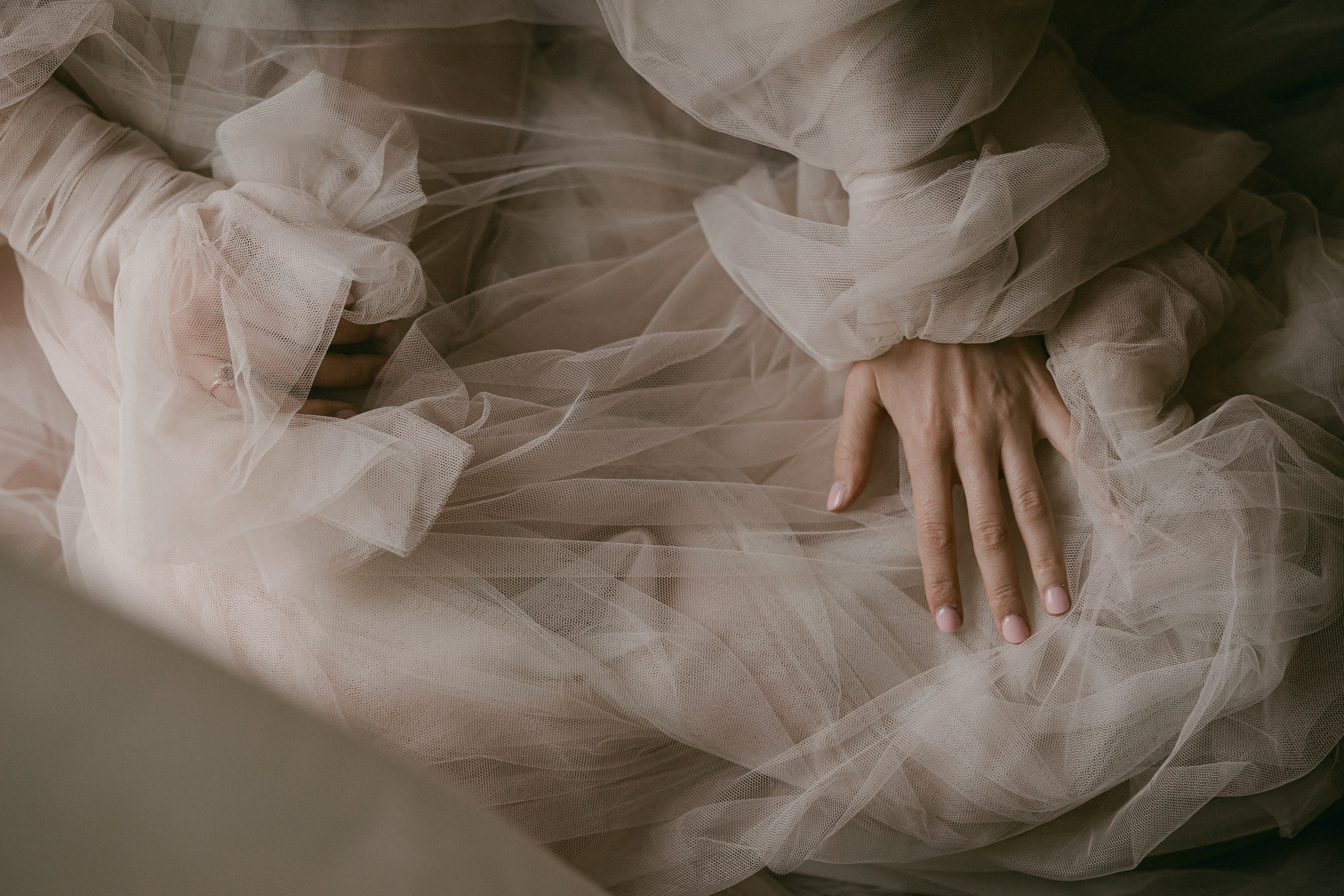 Sarah/ getting ready. Wedding and Family Photographer Switzerland and Italy. Valeria Diaz