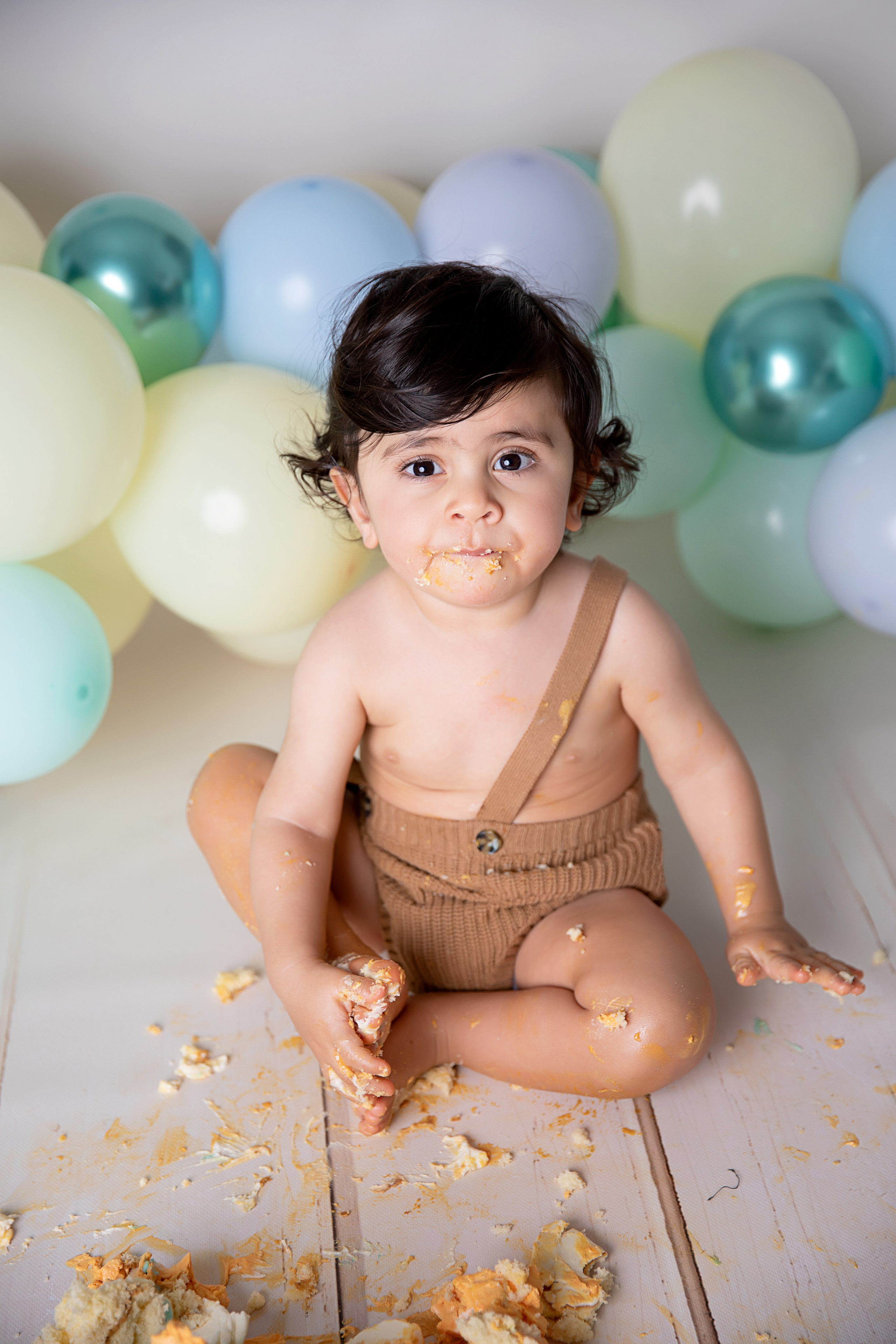 Fira ditt barns första år med en glad och minnesvärd fotossession för att dokumentera detta speciella födelsedagsögonblick.