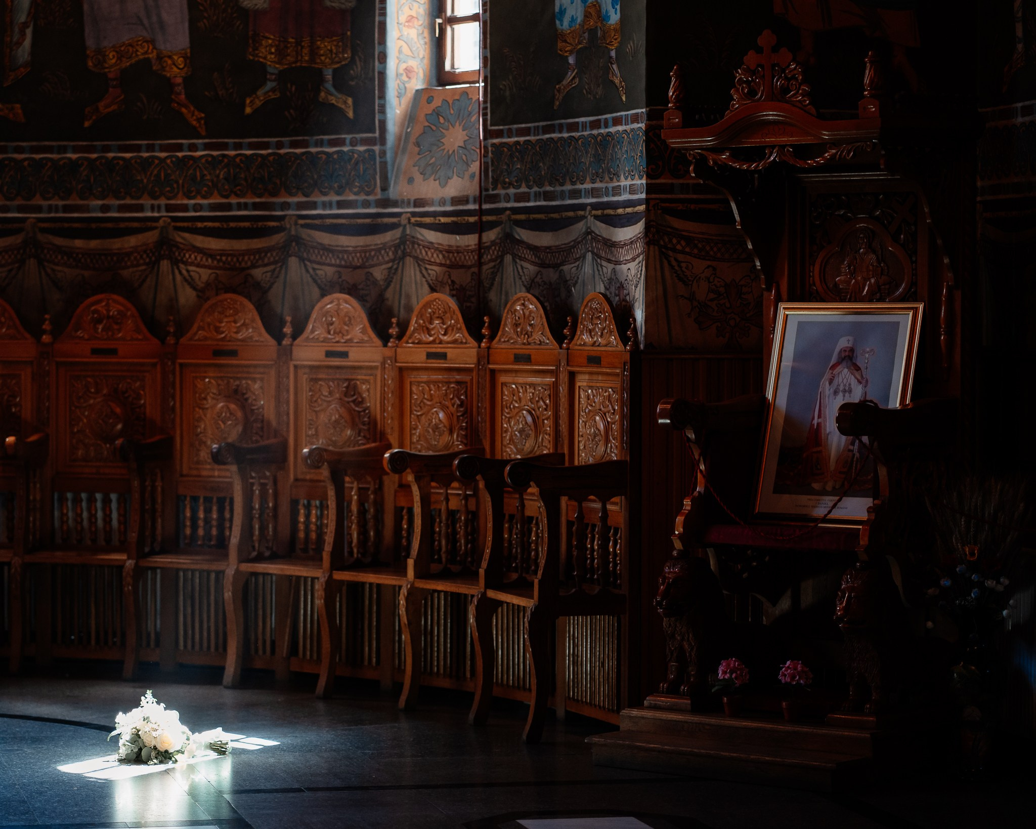 Moment emoționant între miri în ziua nunții, surprins într-un cadru natural și romantic, la Conacul din Livada. Fotografie de nuntă profesională, editată artistic pentru a evidenția emoția și eleganța evenimentului.