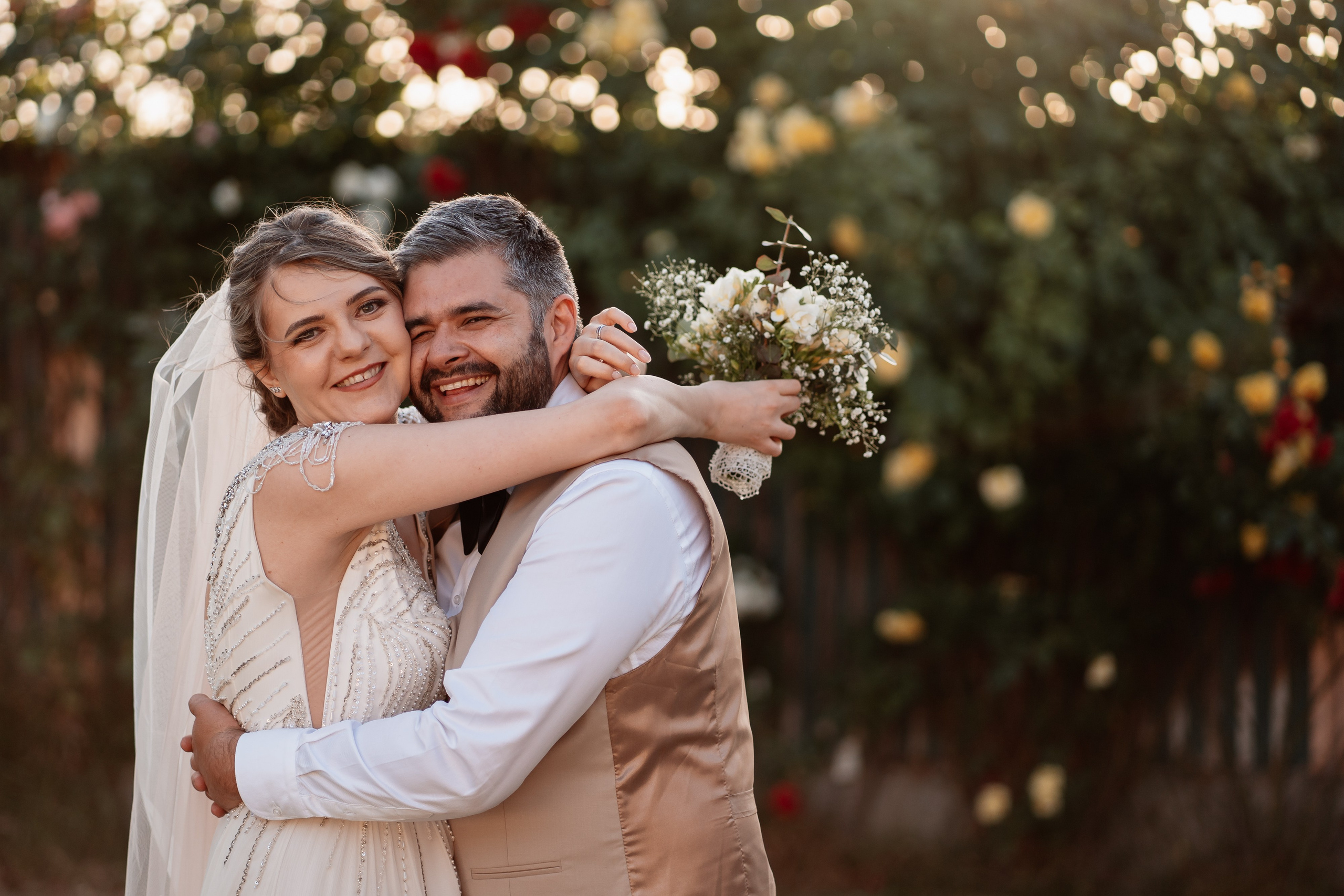 Moment emoționant între miri în ziua nunții, surprins într-un cadru natural și romantic, la Grădina Lahovari. Fotografie de nuntă profesională, editată artistic pentru a evidenția emoția și eleganța evenimentului.