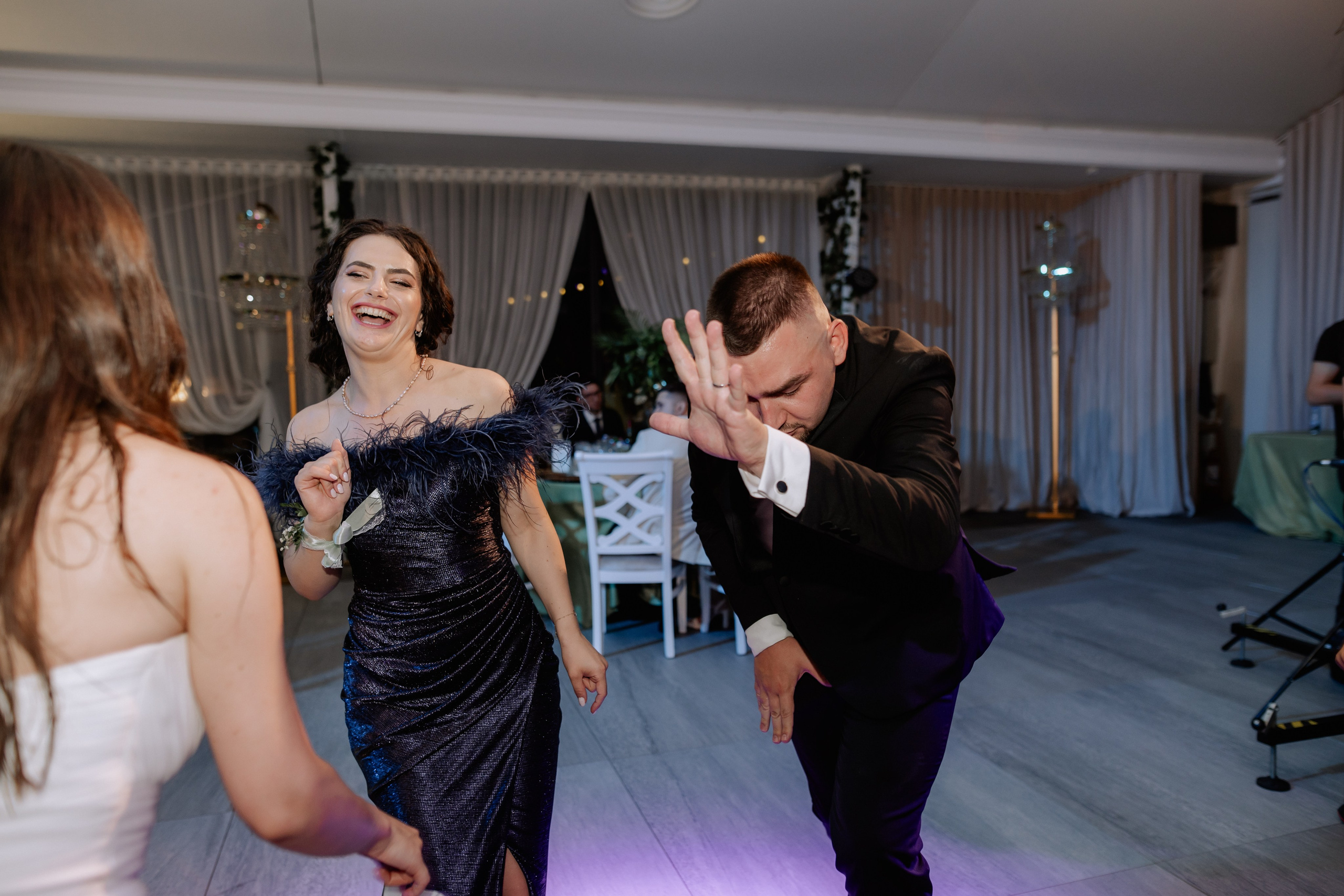 Cununie civila in aer liber , artificii de zi colorate , decor nunta , nunta la Hotel Traian. Proud Vision Weddings | Wedding Photography & Film — Servicii profesionale Foto Video Nunta Iasi