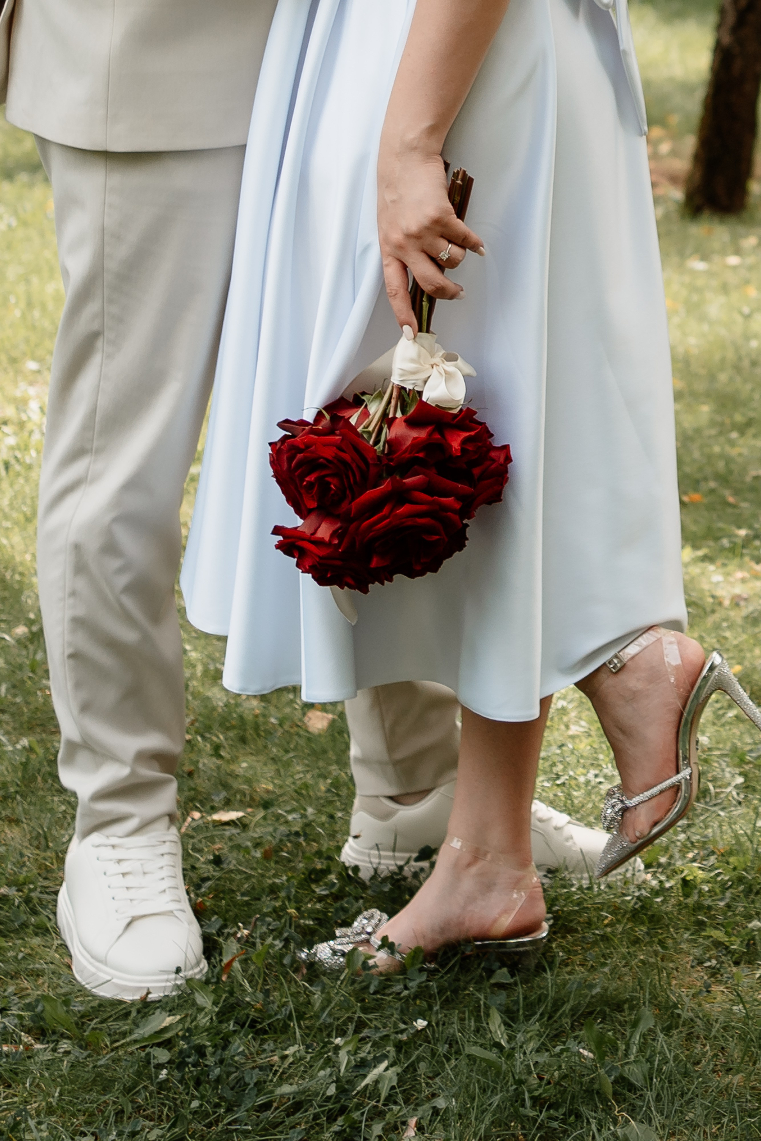 Miri fericiți în fața oficiului stării civile din Ilfov, celebrând începutul unei noi vieți împreună. Fotografie de cununie civilă, capturând naturalețea și bucuria momentului special.