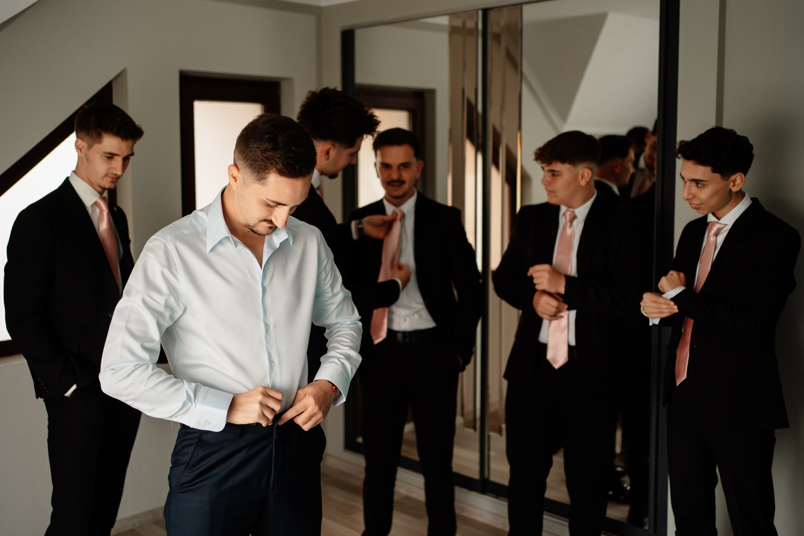 Moment emoționant între miri în ziua nunții, surprins într-un cadru natural și romantic, la Reina Events. Fotografie de nuntă profesională, editată artistic pentru a evidenția emoția și eleganța evenimentului.