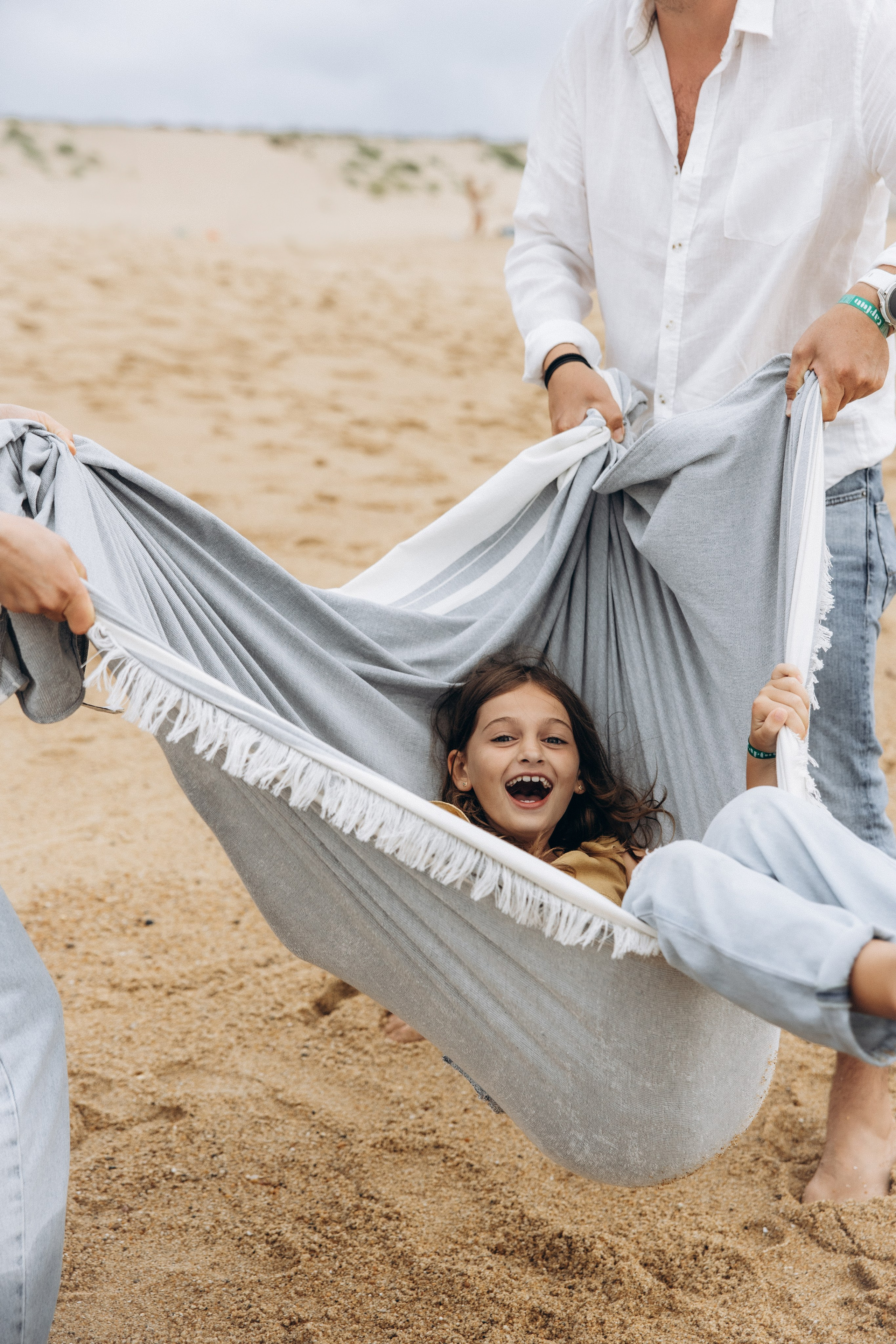 Family photoshoot by the ocean. Labenne Ocean Beach 2024. Eugenie Smirnova — wedding, corporate and lifestyle photographer in Toulouse and Southwest France