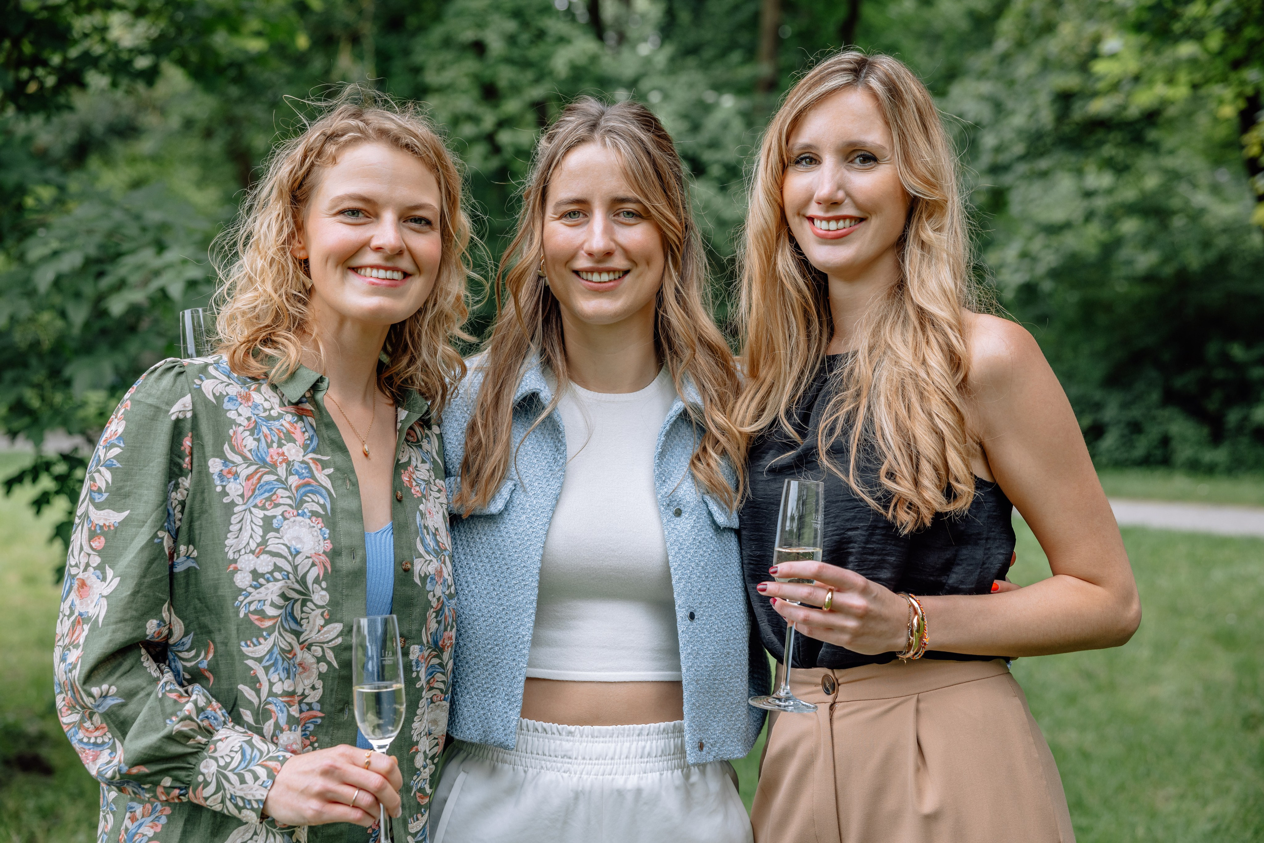 Gruppenfoto mit Verwandten – alle feiern Mandlstraße 14