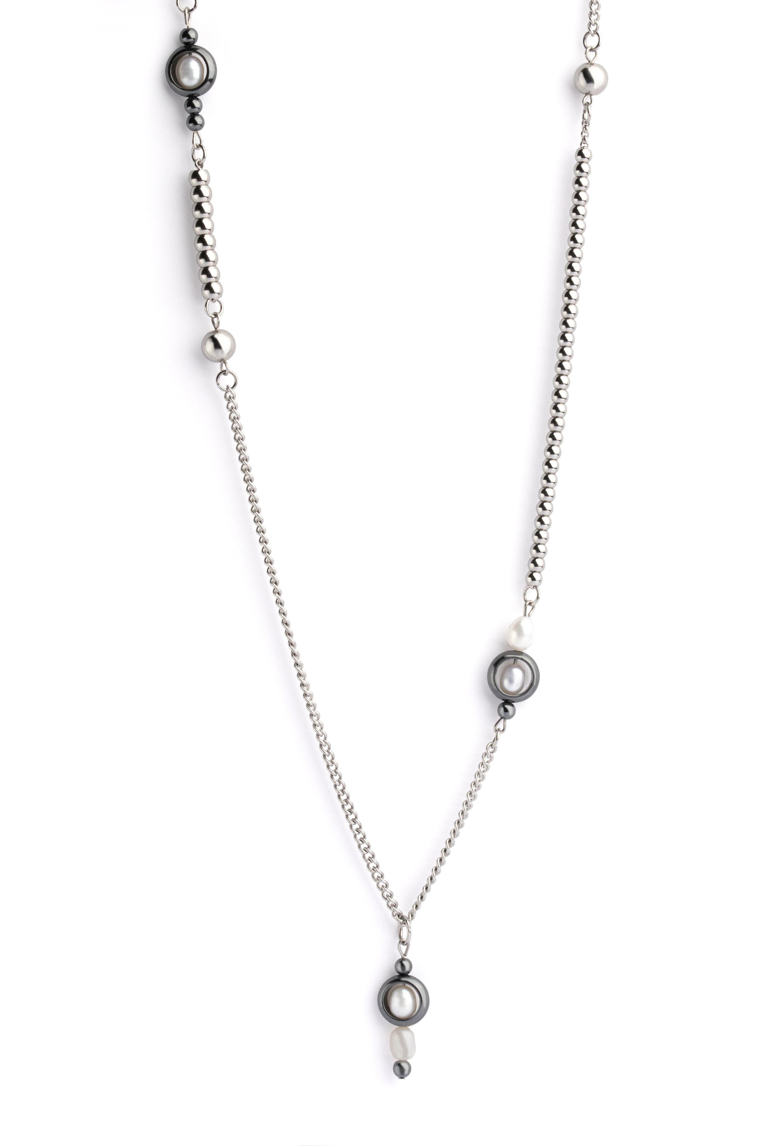 Aretes que realzan tu feminidad en las imágenes.