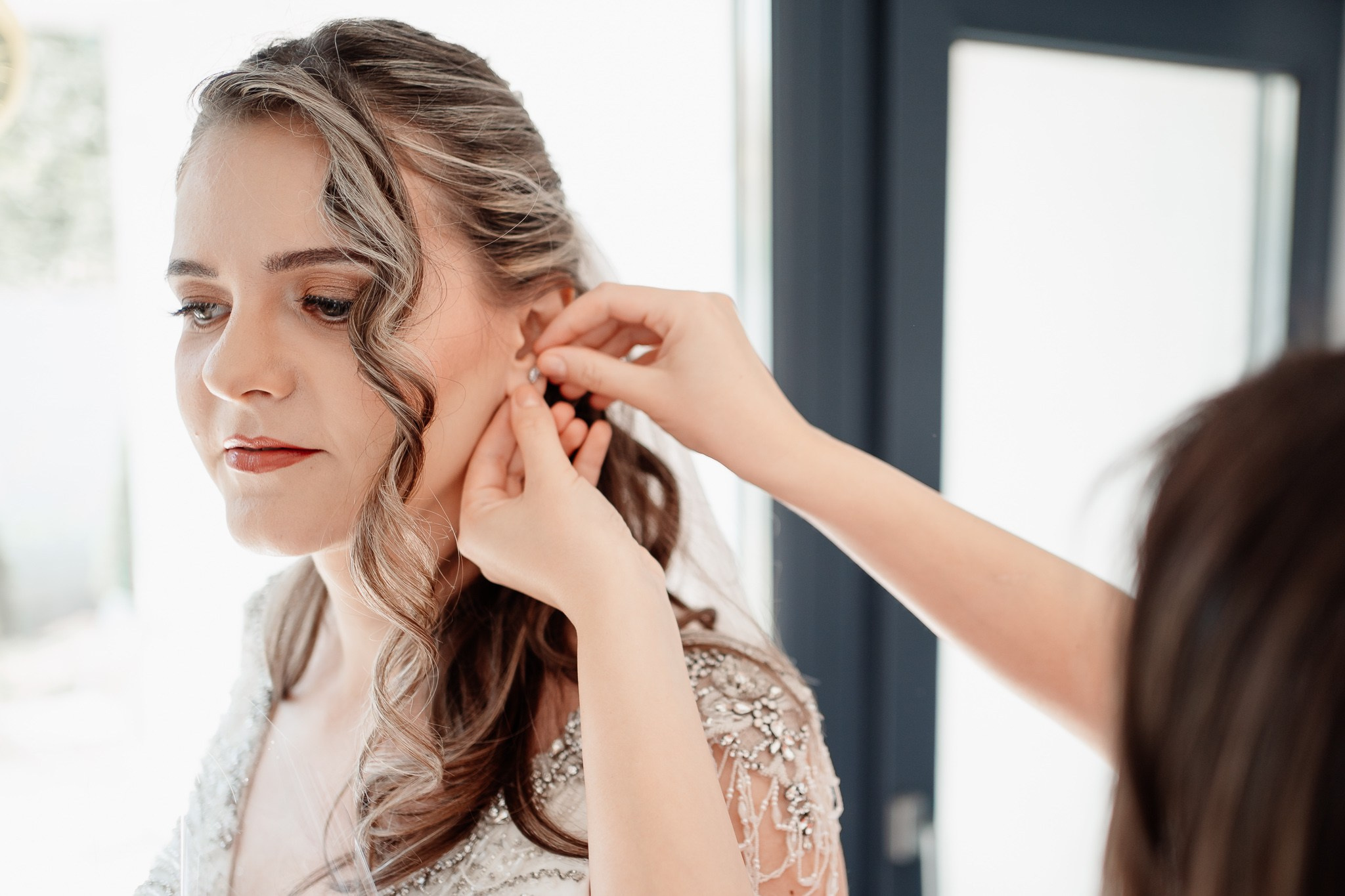 Moment emoționant între miri în ziua nunții, surprins într-un cadru natural și romantic, la Grădina Lahovari. Fotografie de nuntă profesională, editată artistic pentru a evidenția emoția și eleganța evenimentului.