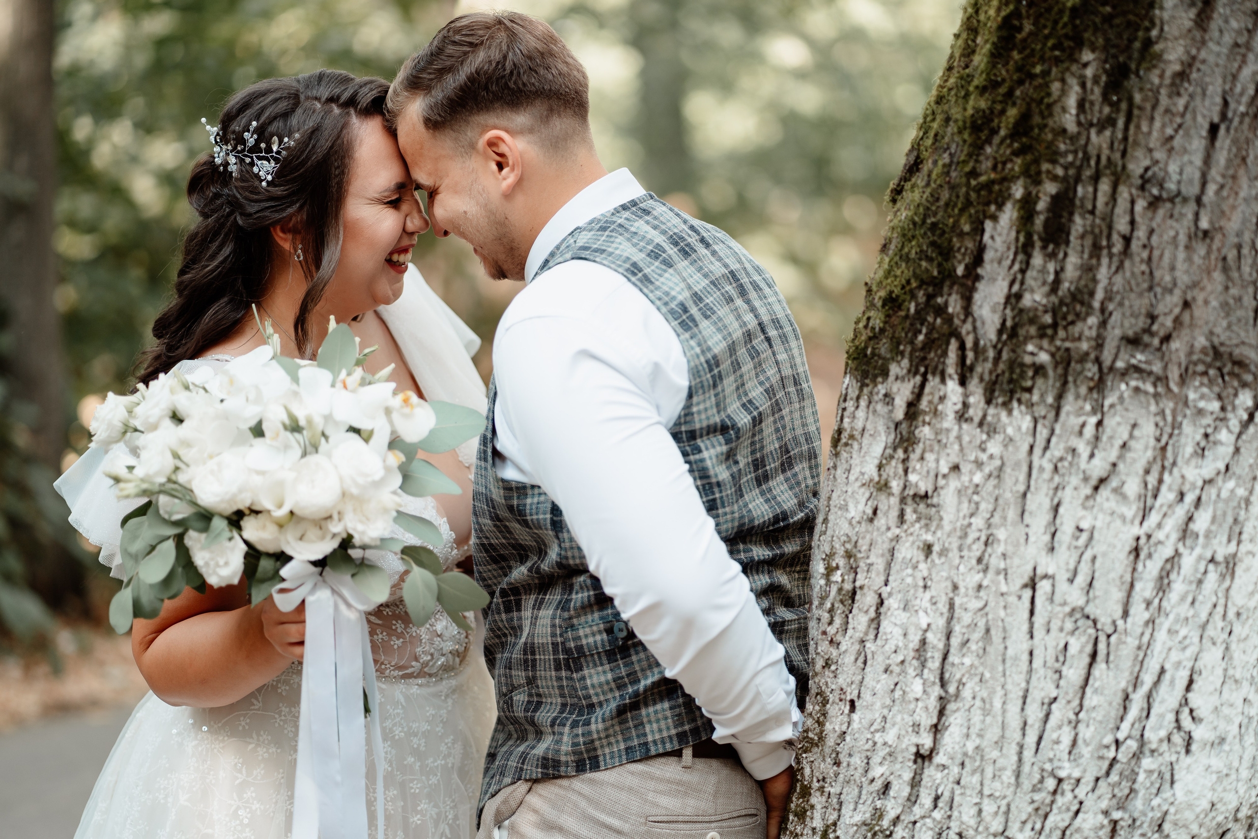 Moment emoționant între miri în ziua nunții, surprins într-un cadru natural și romantic, la Daimon Events. Fotografie de nuntă profesională, editată artistic pentru a evidenția emoția și eleganța evenimentului.