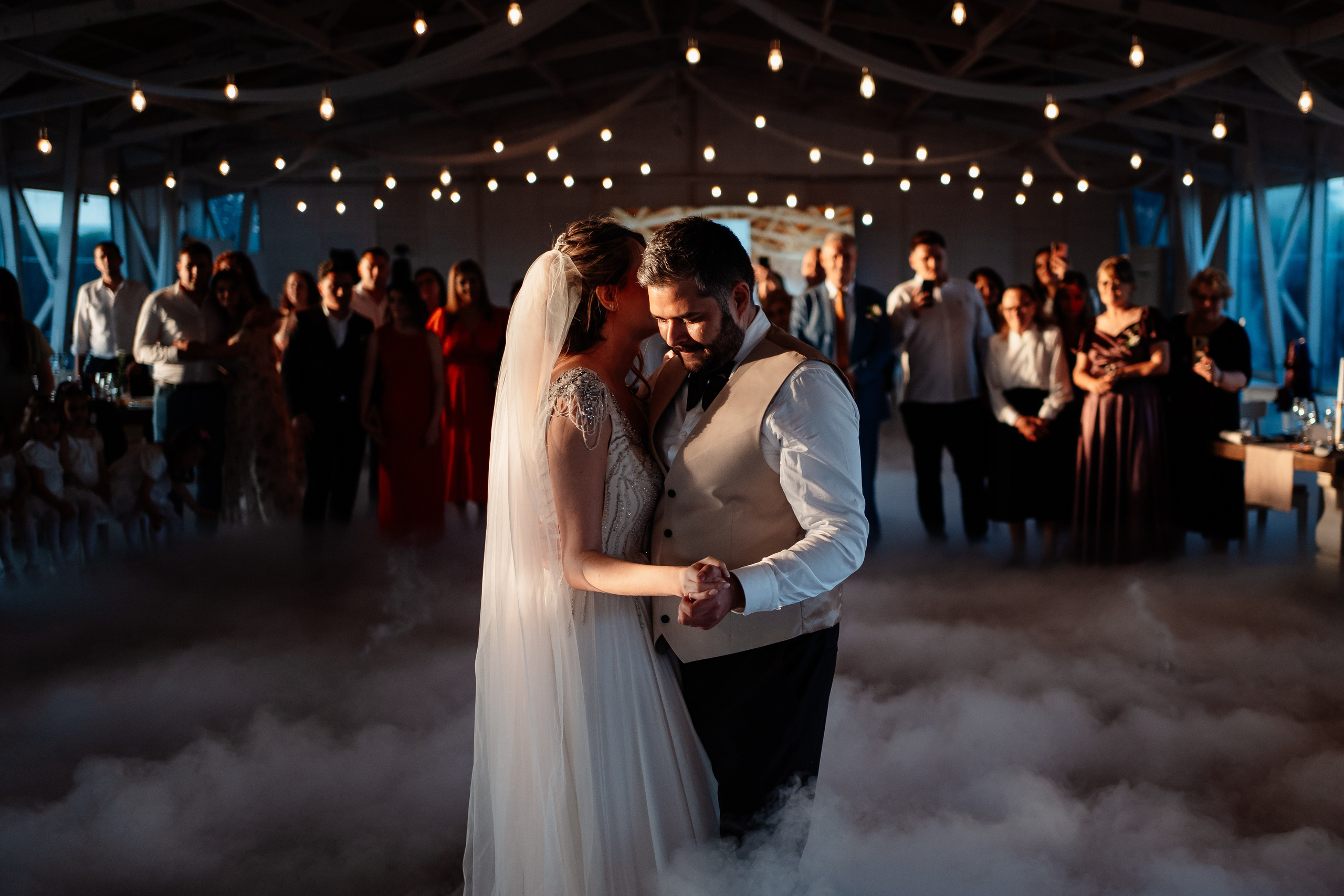 Moment emoționant între miri în ziua nunții, surprins într-un cadru natural și romantic, la Grădina Lahovari. Fotografie de nuntă profesională, editată artistic pentru a evidenția emoția și eleganța evenimentului.