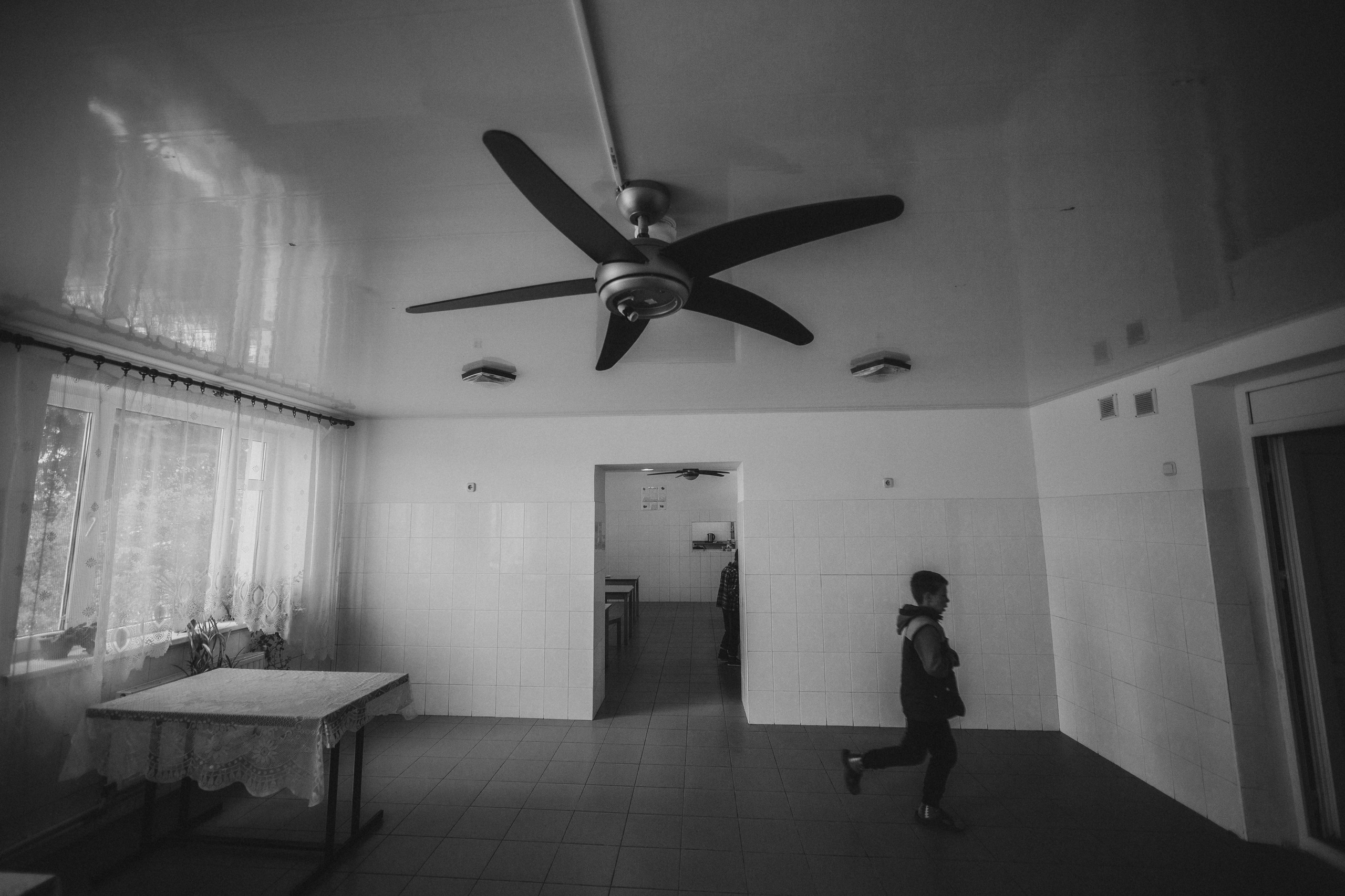  социальная фотография Детский дом идущий мальчик из столовой после обеда завтрака