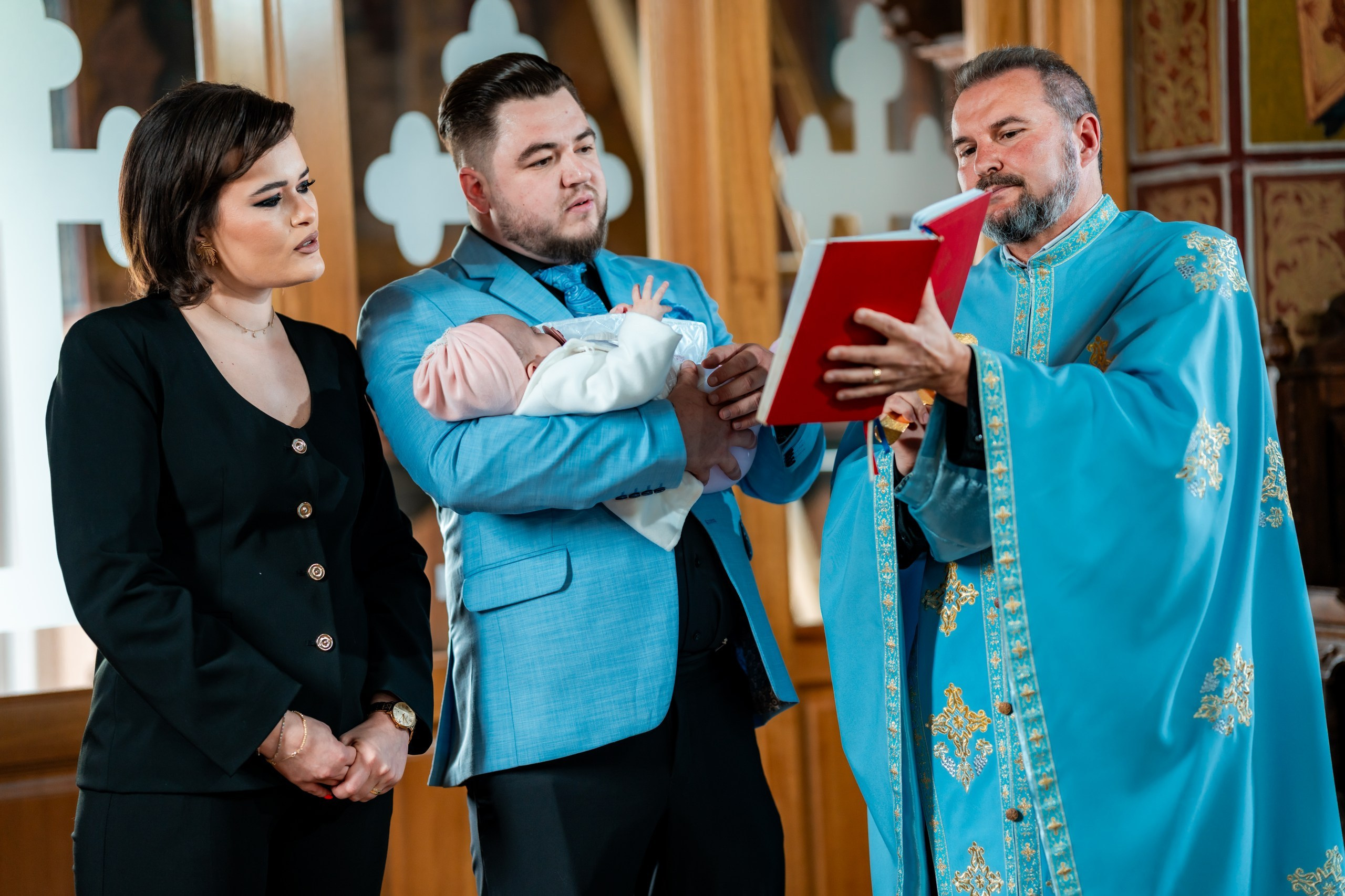 fotograf botez , fotografie botez Botoșani, fotograf Alin Chirilă, amintiri botez, fotografii botez, botez Miruna Parascheva, fotograf copii, fotografie botez în Botoșani-alt="botez , fotografie botez Alin Chirilă, amintiri botez, fotografii emoționante botez Botoșani"-- fotografii-botez-bebelus- amintiri-botez-micuț- moment-sfânt-crestinare- fotografie-emotionanta-botez- detalii-botez-bebelusi- parinti-fericiti-la-botez- fotograf-botez-profesionist- botez-in-biserica-ortodoxa- micuț-botezat-cu-emoție- zâmbete-și-lacrimi-la-botez- bebeluș-la-cristelniță- decor-botez-colorat- botez-cu-dragoste-și-credință- emotie-pura-la-botez- fotograf-botez-botosani- botez-iasi-suceava-fotograf- amintiri-nepretuite-botez-- Preotul ținându-l pe micuțul Mathias Gabriel la botez, în biserica Înălțarea Domnului, Copălău  - Detalii de la botezul lui Mathias – lumânare, trusou și icoană  - Familia lui Mathias Gabriel alături de micuț, în ziua botezului  - Portret emoționant cu mama și bebelușul în brațe, în biserică,fotograf profesionist evenimente Botoșani, Iași, Suceava, Fălticeni, Bacău, Pașcani, Roman - AlinoFotoStudio by Alin Chirilă - servicii foto nuntă, botez, cununie, ședințe foto creative, albume personalizate, fotografii emoționante și calitative pentru cele mai importante momente din viață,fotograf nuntă Botoșani Alin Chirilă,  ședință foto botez Iași - AlinoFotoStudio,  servicii fotograf profesionist evenimente Suceava,  fotograf cununie civilă Fălticeni - Alin Chirilă,  album foto nuntă personalizat Bacău.“Bebeluș botezat în biserică, ținut în brațe de nași”	•	“Detaliu cu lumânarea de botez decorată cu flori albe”	•	“Părinți emoționați alături de copilul lor la ceremonia de botez”	•	“Masa festivă de botez cu decor tematic și tort personalizat”	•	“Momentul în care preotul toarnă apă sfințită pe fruntea bebelușului”	“Bebeluș în rochie albă de botez, zâmbind în brațele mamei”	•	“Detaliu cu cruciulița de botez așezată pe o pernă de satin”	•	“Părinți și nași aprinzând lumânările în timpul ceremoniei de botez”	•	“Tort de botez decorat cu figurine tematice și numele copilului”	•	“Copil botezat dormind liniștit în pătuțul decorat festiv”	•	“Momentul în care preotul binecuvântează copilul în fața altarului”	•	“Invitați adunându-se în jurul mesei festive la petrecerea de botez”	•	“Bebeluș ținând în mână o jucărie personalizată primită la botez”	•	“Familie fericită pozând împreună după ceremonia de botez”	•	“Decor tematic cu baloane și flori la locația petrecerii de botez” fotograf Botoșani fotograf evenimente fotograf botez Alin Chirila fotograf alinofotostudio.fotograf botez Amelis Maria, fotografie botez Botoșani, fotograf Alin Chirilă, amintiri botez, fotografii botez, botez Amelis Maria, fotograf copii, fotografie botez în Botoșani,