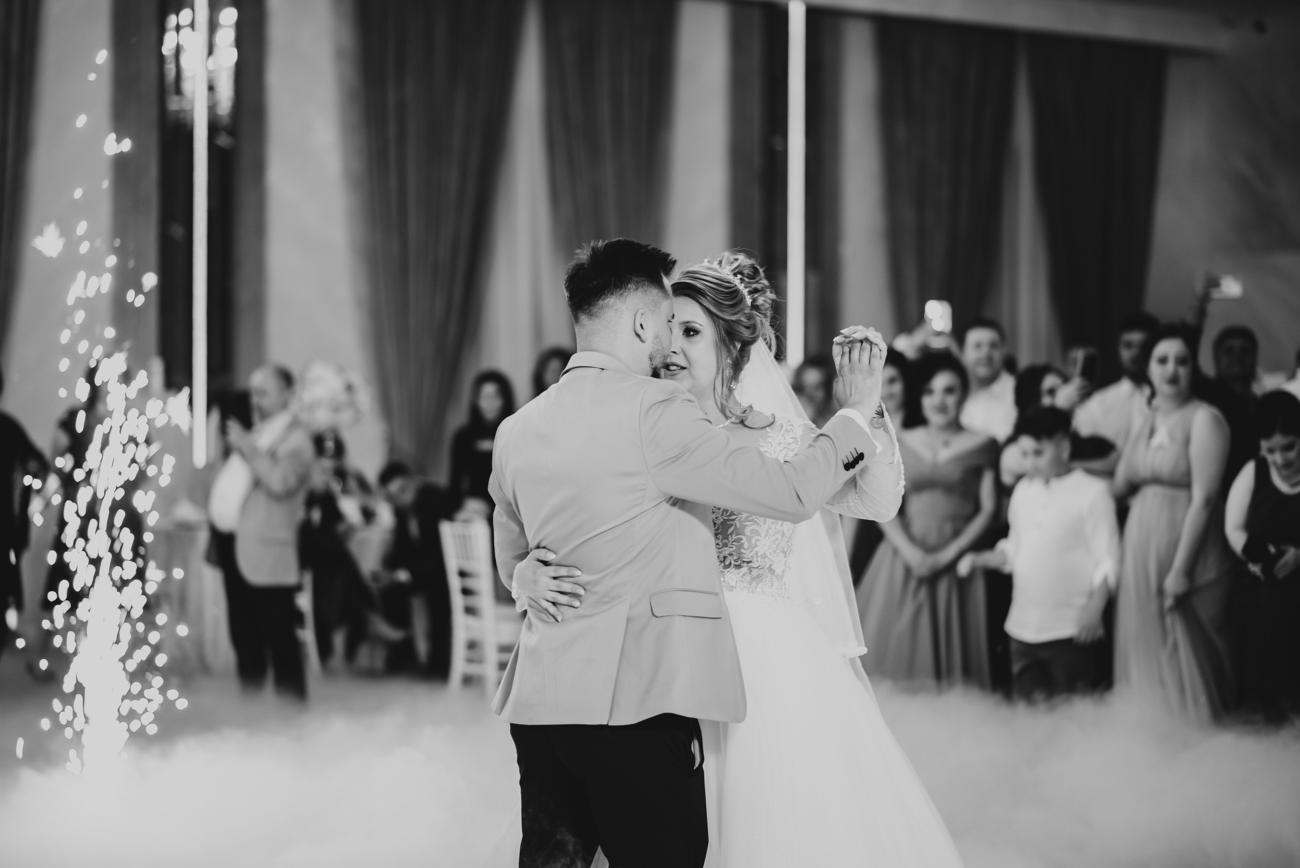 Fotografia de nuntă. Andrei Voicu Fotograf. Povești nescrise, surprinse atent