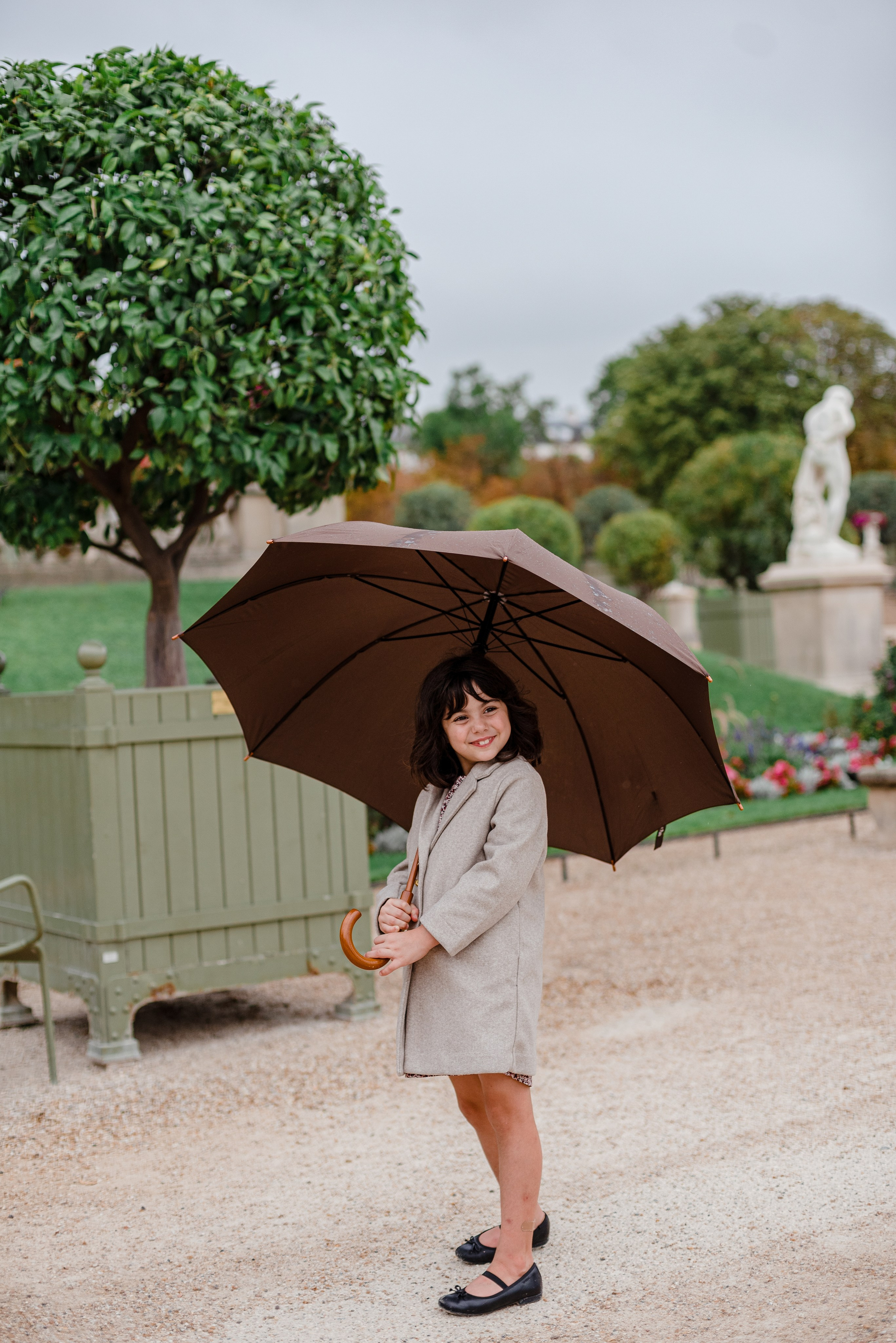 Family session in Luxembourg Gardens. Ksenia Marchand/ Lifestyle photographer in Paris
