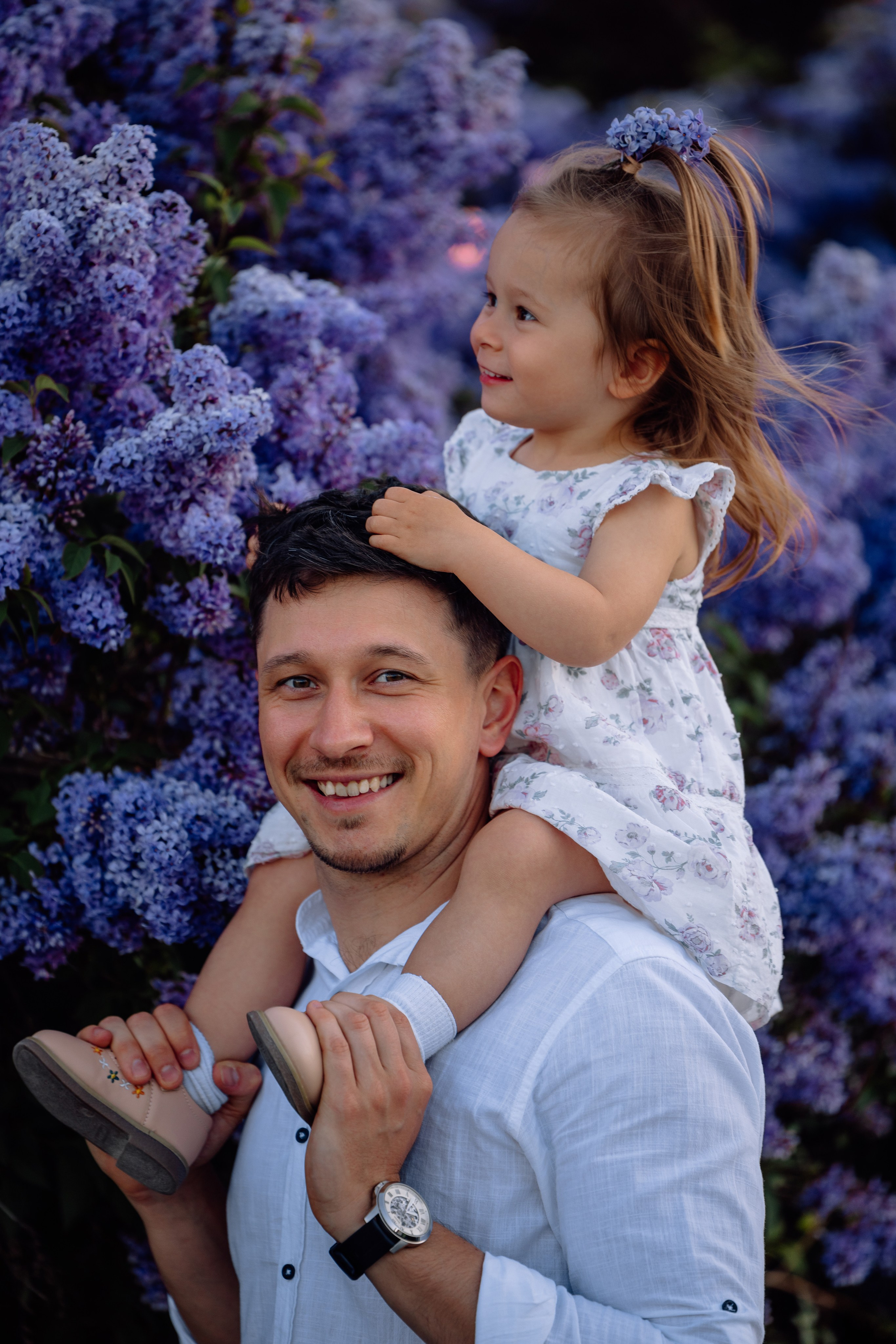Papa trägt Tochter auf dem Rücken beim Familienfotoshooting am Schloss Nymphenburg