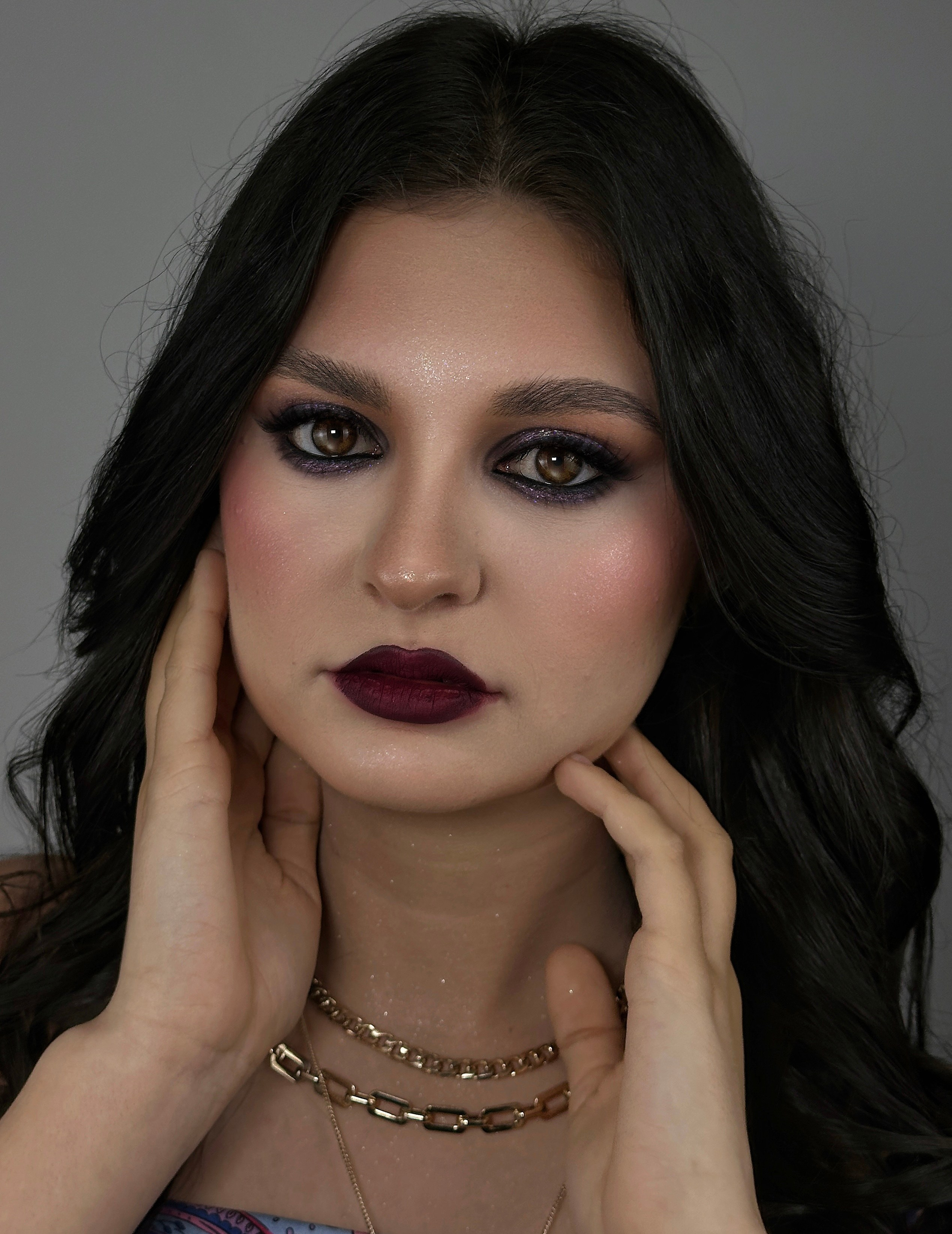 „Machiaj de eveniment sofisticat și rezistent, cu ten impecabil, privire intensă și buze definite. Potrivit pentru nunți, petreceri și ocazii speciale.”