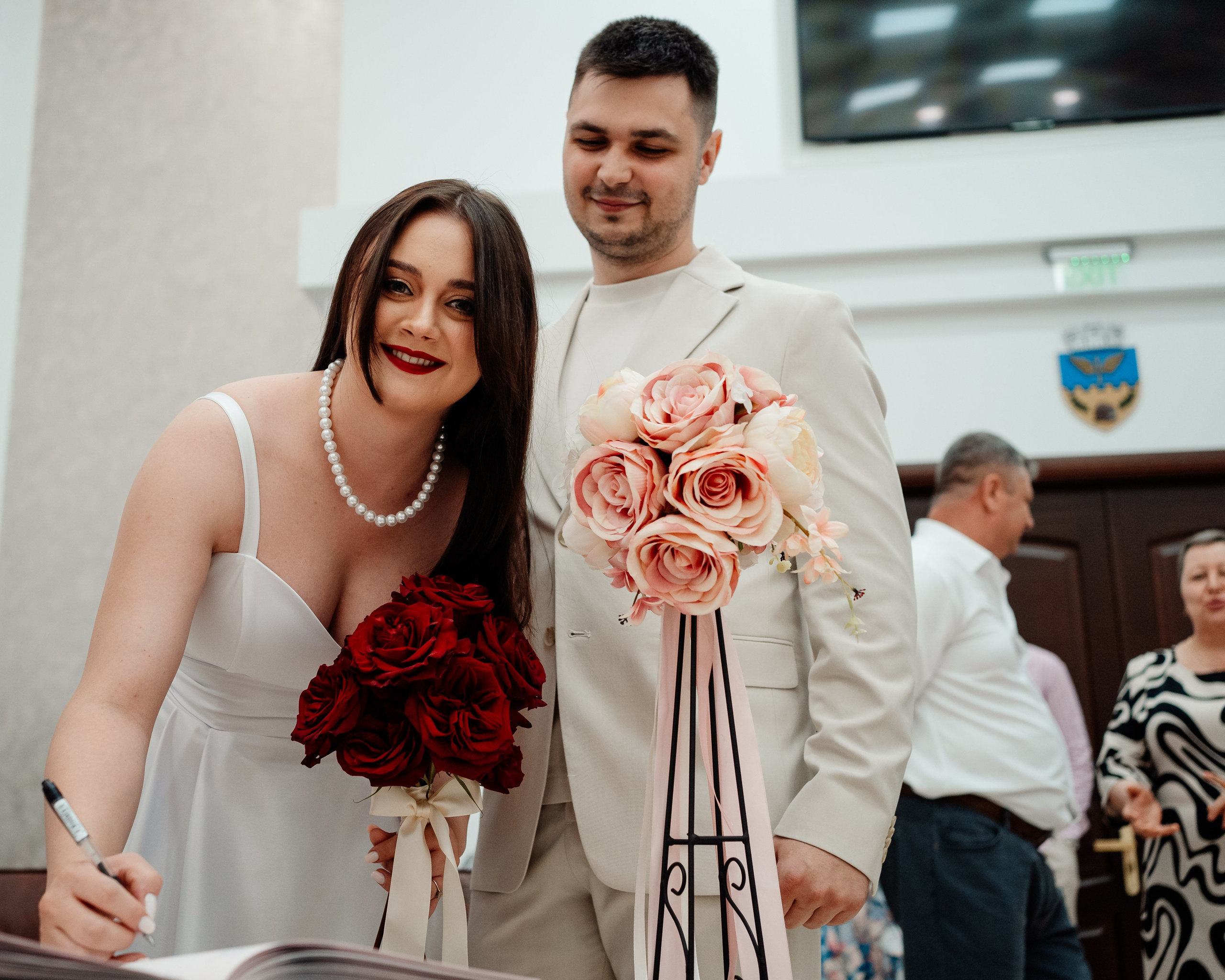 Miri fericiți în fața oficiului stării civile din Ilfov, celebrând începutul unei noi vieți împreună. Fotografie de cununie civilă, capturând naturalețea și bucuria momentului special.