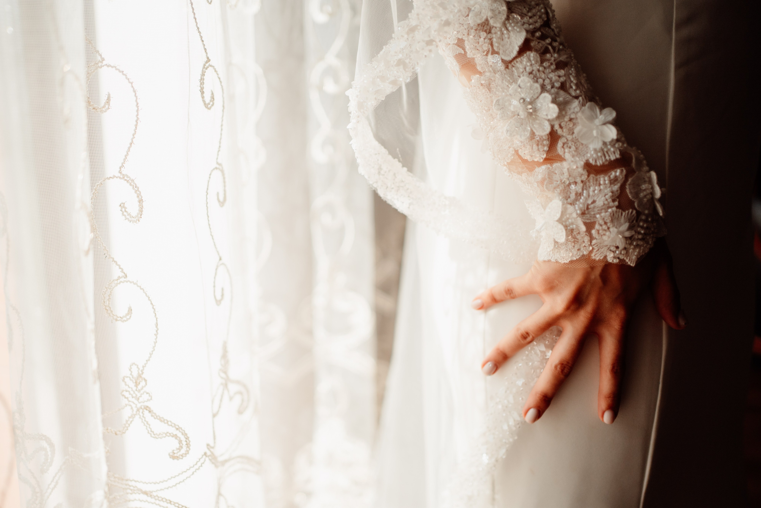 Moment emoționant între miri în ziua nunții, surprins într-un cadru natural și romantic, la Reina Events. Fotografie de nuntă profesională, editată artistic pentru a evidenția emoția și eleganța evenimentului.