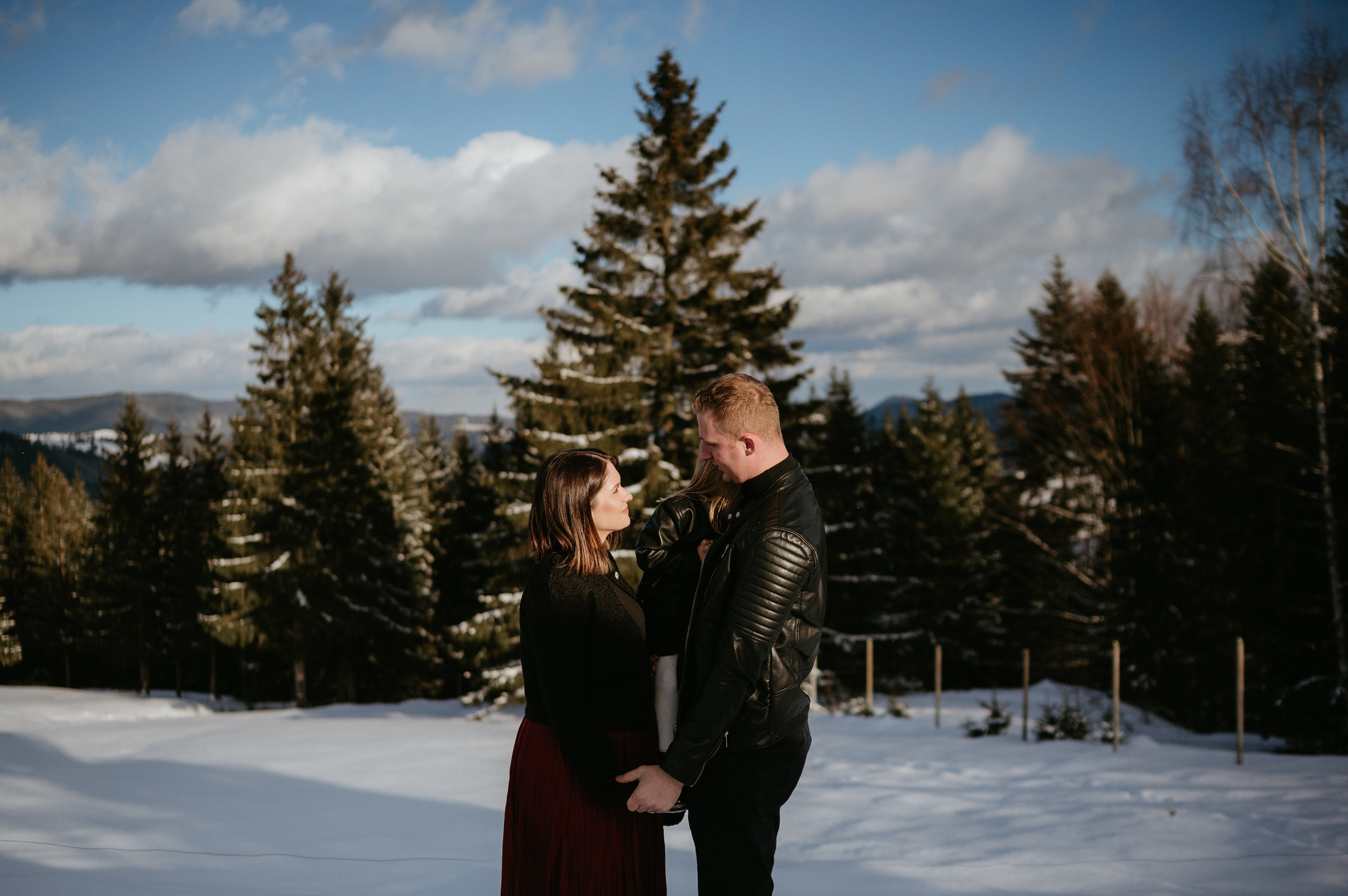 Ședință Foto de Familie la Munte – Fotografii de Iarnă în Lupcina. Valentin Melen - fotograf de nunta 🤍