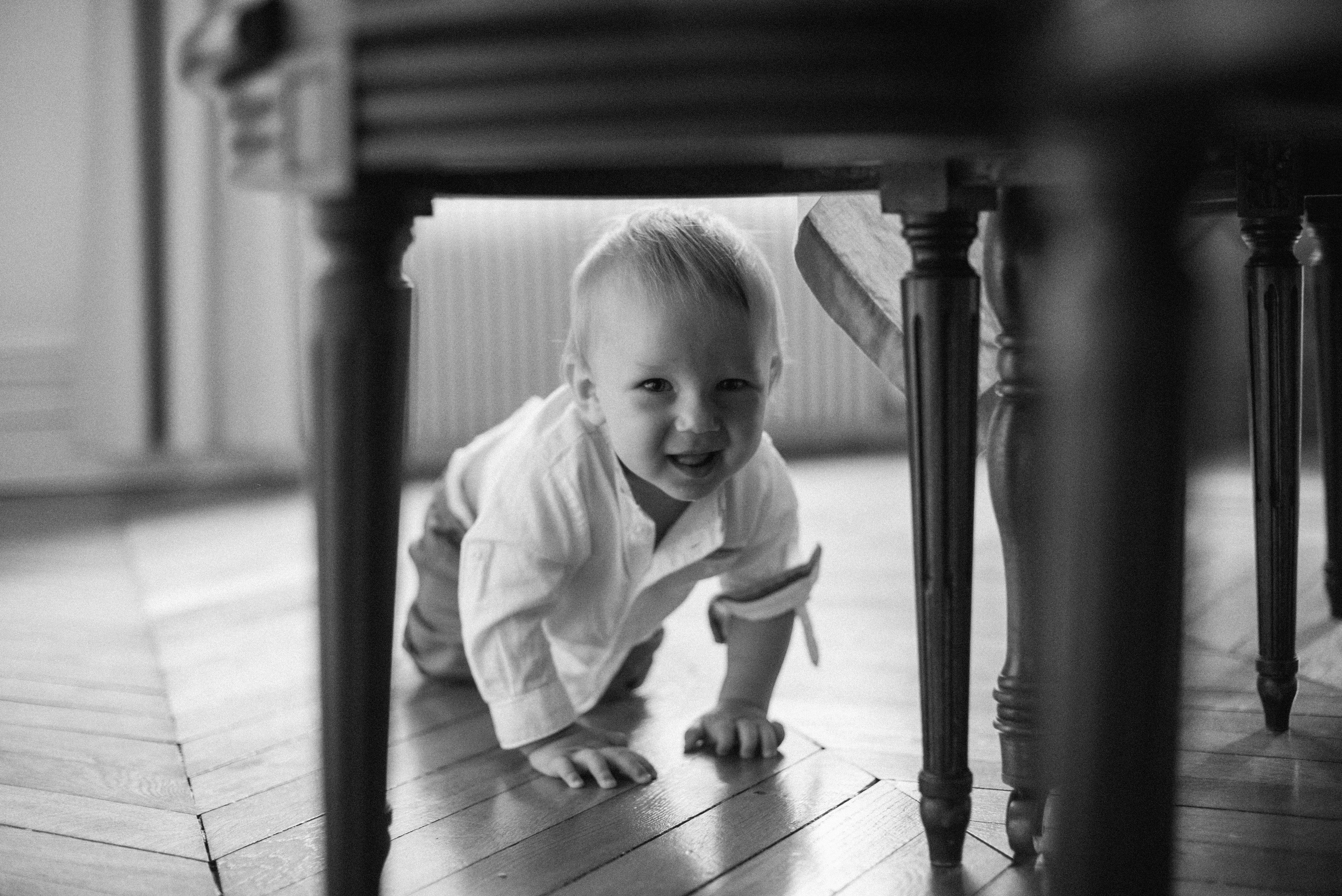 Elegant family moments by the Eiffel tower. Ksenia Marchand/ Lifestyle photographer in Paris