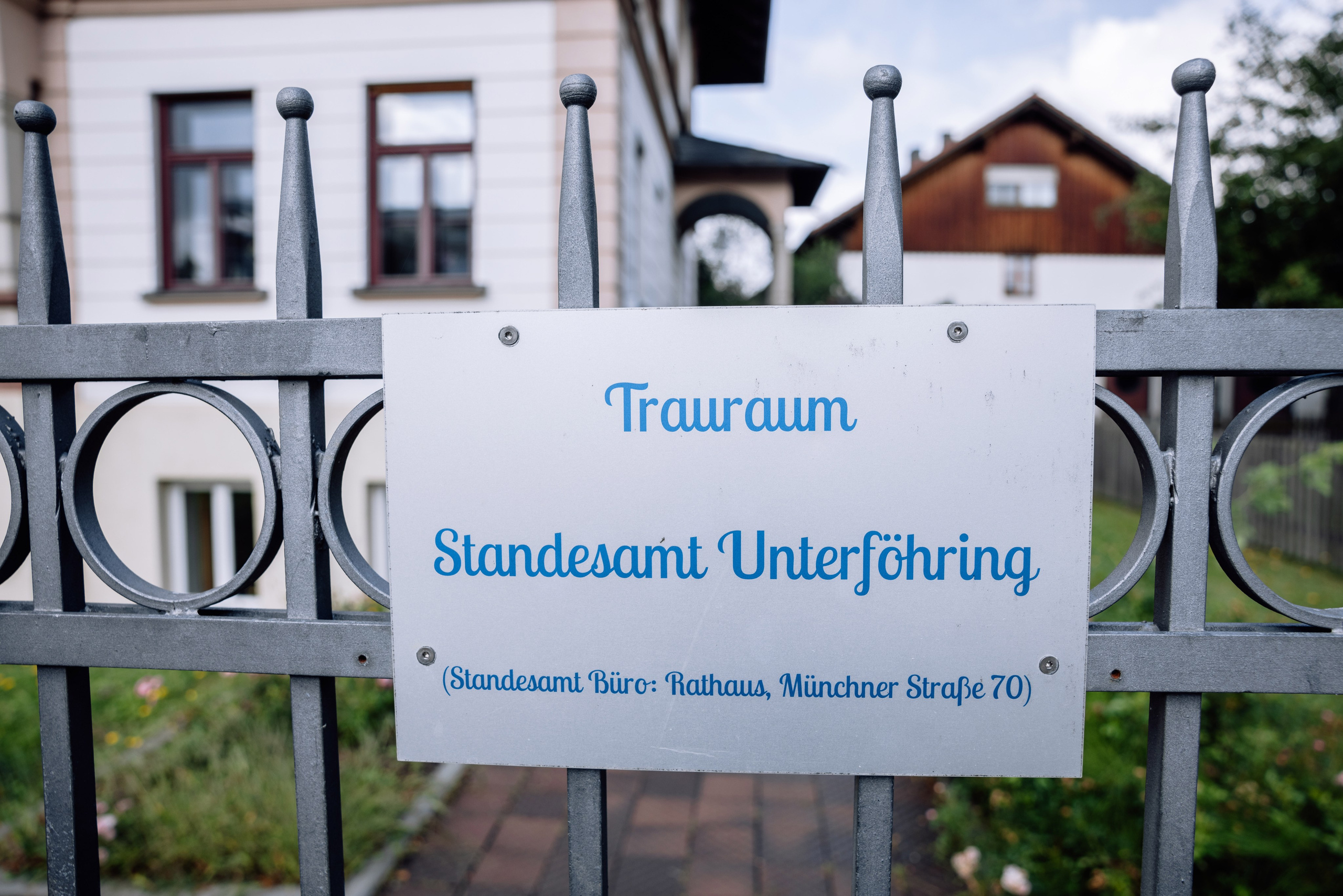 Sandra und Kevin: Standesamt Unterföring und Friedensengel. Hochzeitsfotograf München Taufe Familienfotograf Tanja Mauke