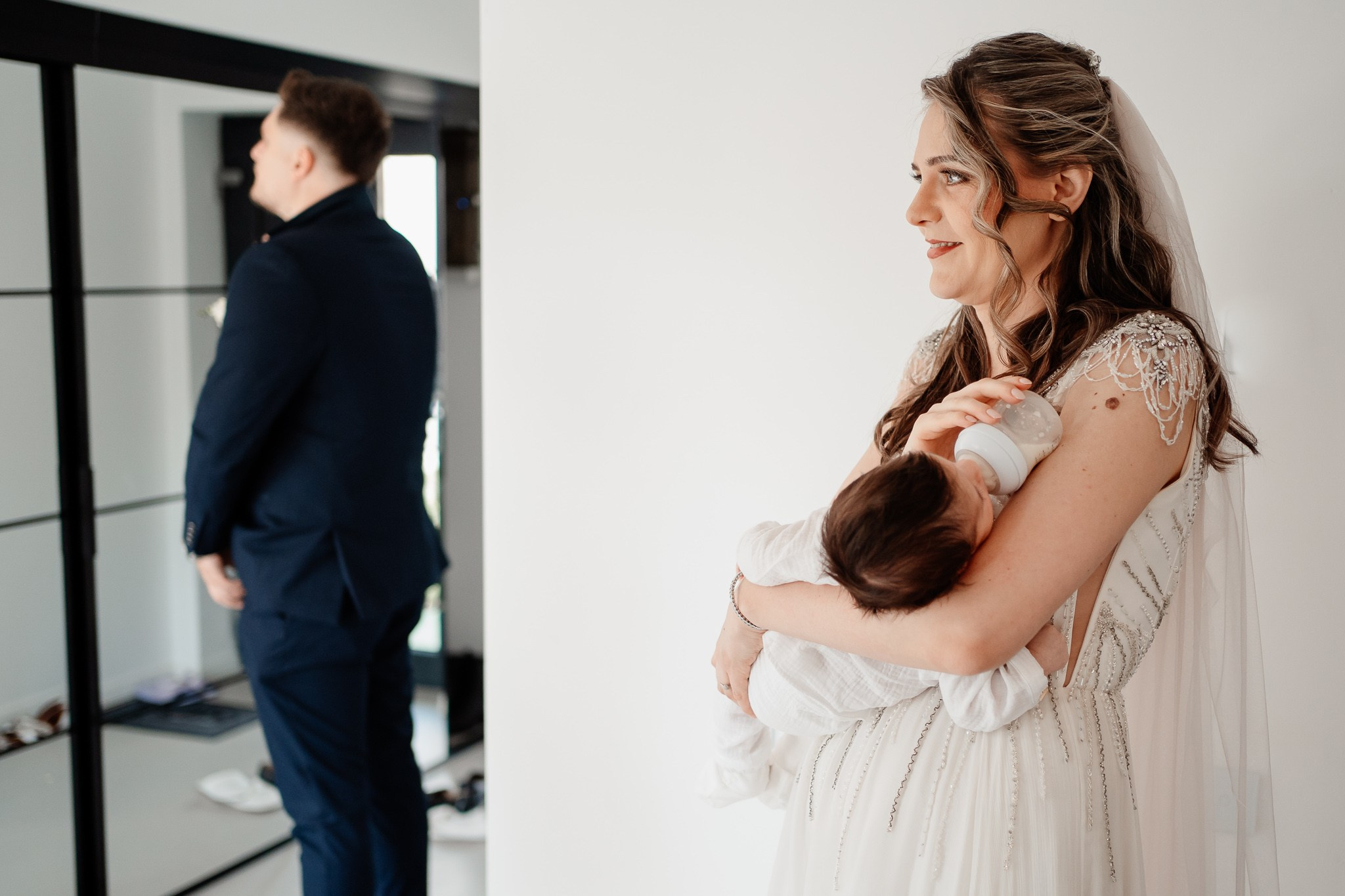 Moment emoționant între miri în ziua nunții, surprins într-un cadru natural și romantic, la Grădina Lahovari. Fotografie de nuntă profesională, editată artistic pentru a evidenția emoția și eleganța evenimentului.