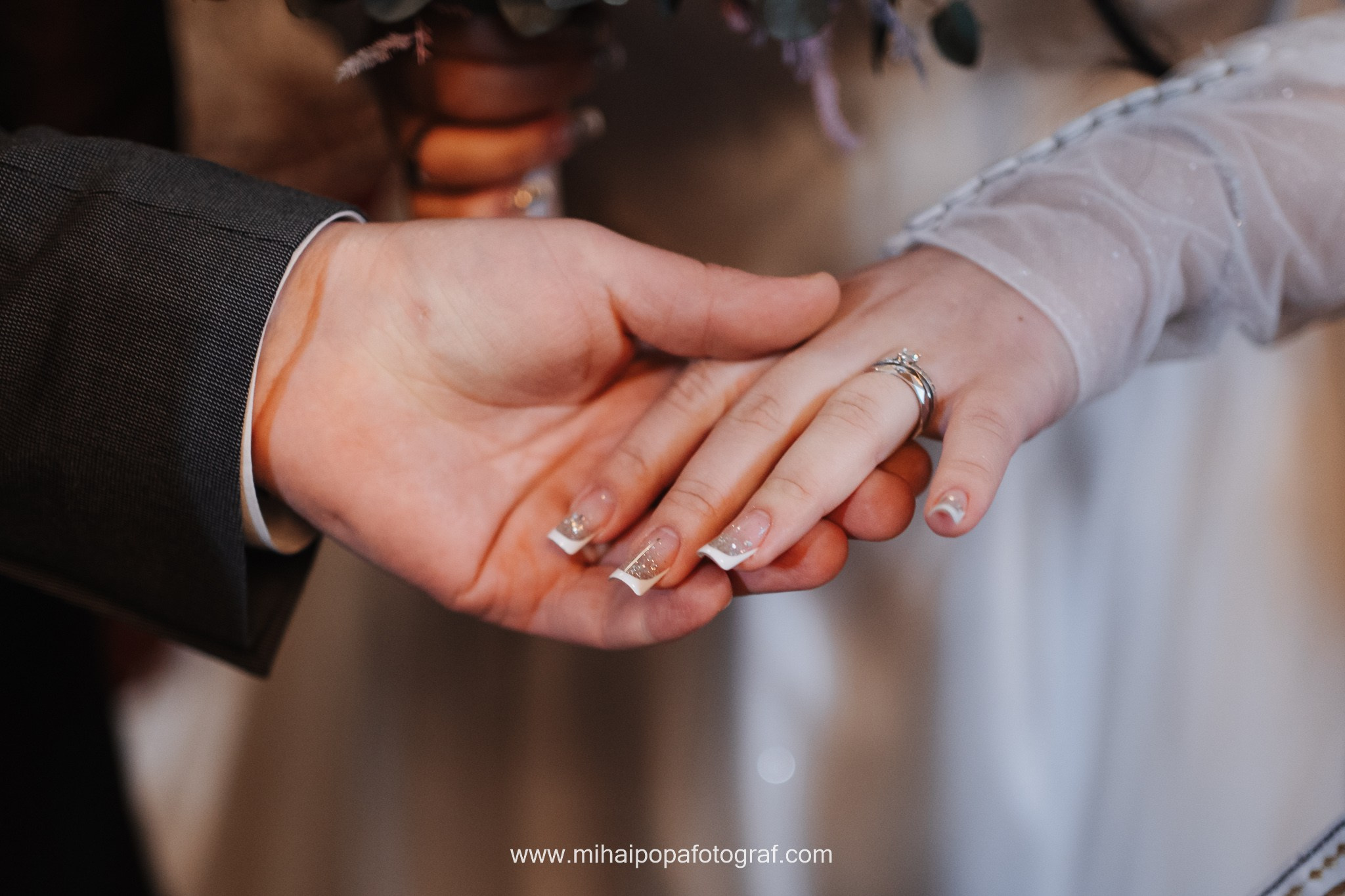 Moment emoționant între miri în ziua nunții, surprins într-un cadru natural și romantic, la Cazinoul Constanta. Fotografie de nuntă profesională, editată artistic pentru a evidenția emoția și eleganța evenimentului.