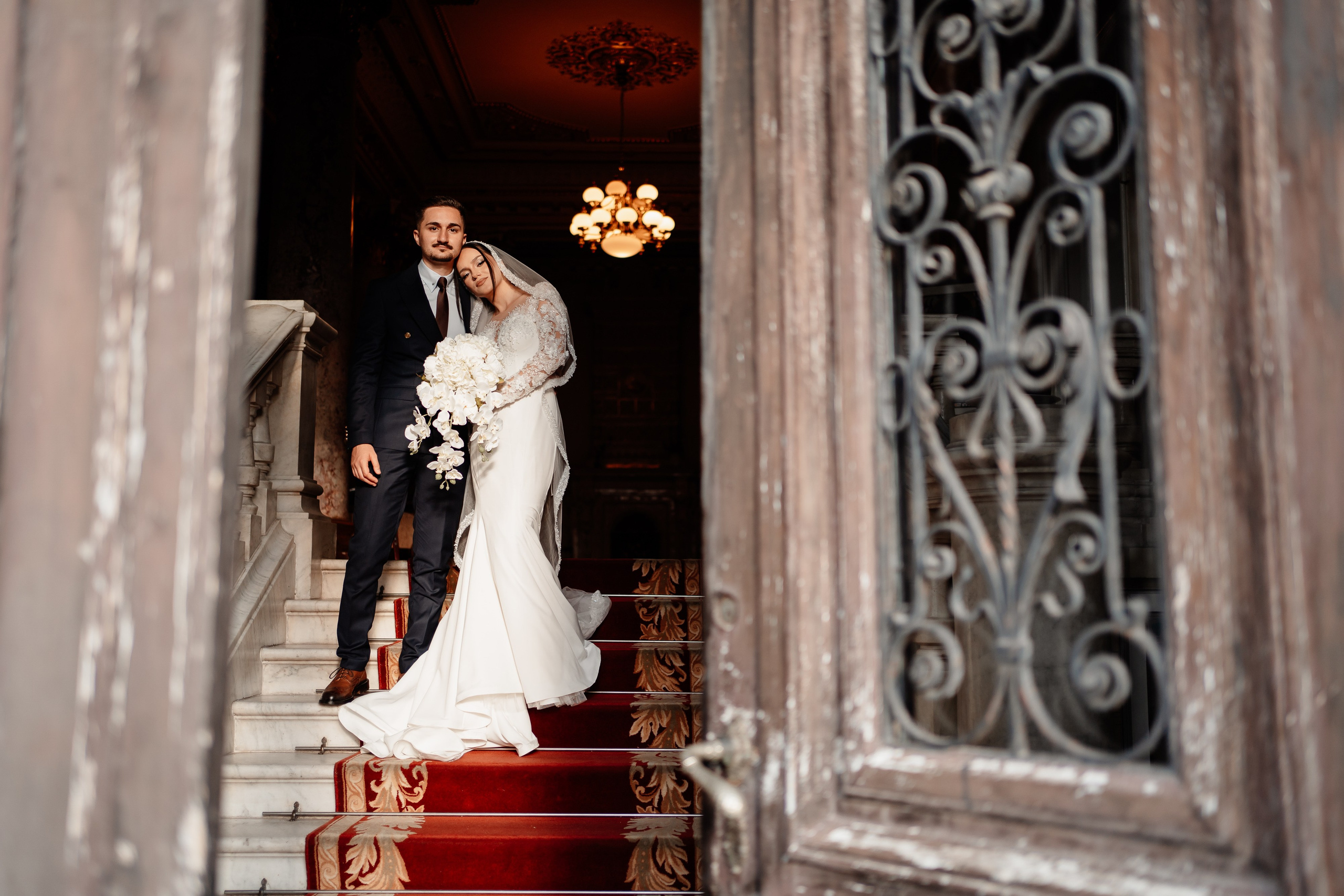 Moment emoționant între miri în ziua nunții, surprins într-un cadru natural și romantic, la Reina Events. Fotografie de nuntă profesională, editată artistic pentru a evidenția emoția și eleganța evenimentului.