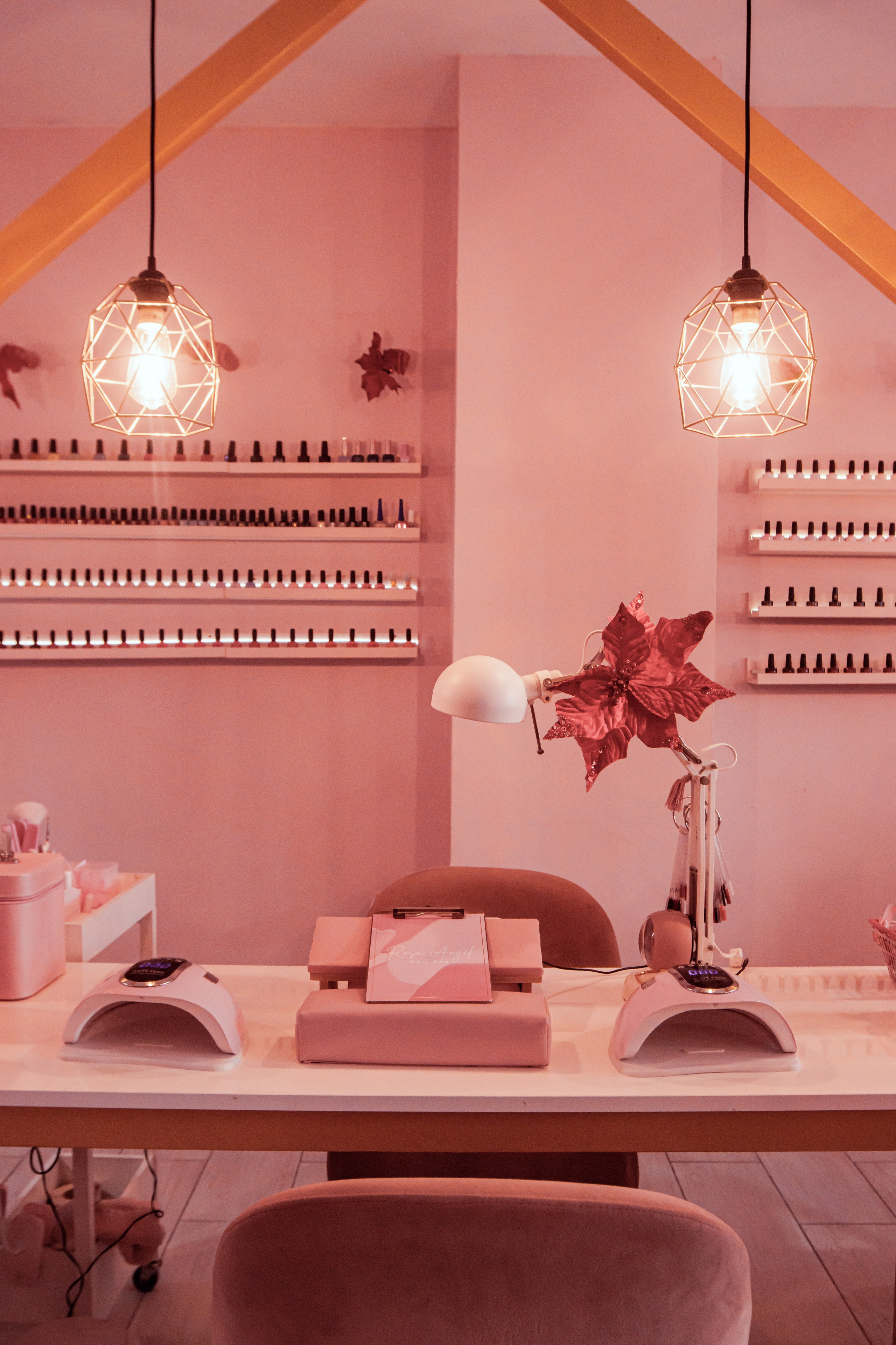 Salón de uñas. Fotógrafo de retrato, familia y reportajes en Valencia | España | Europa Vitalii Lumier