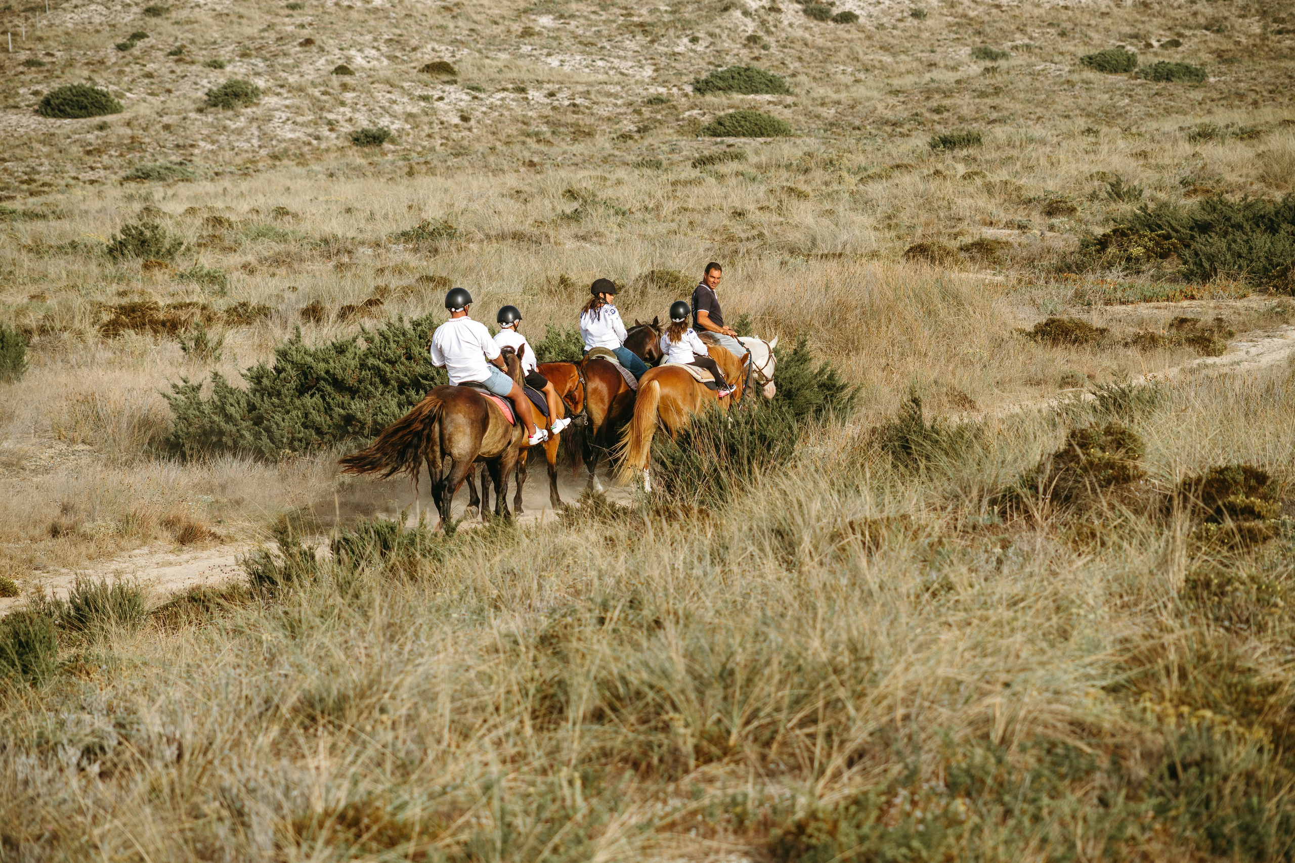 Marlene & Tiago com filhos. Passeios a Cavalo na Praia Peniche | Eco Salgados Agroturismo