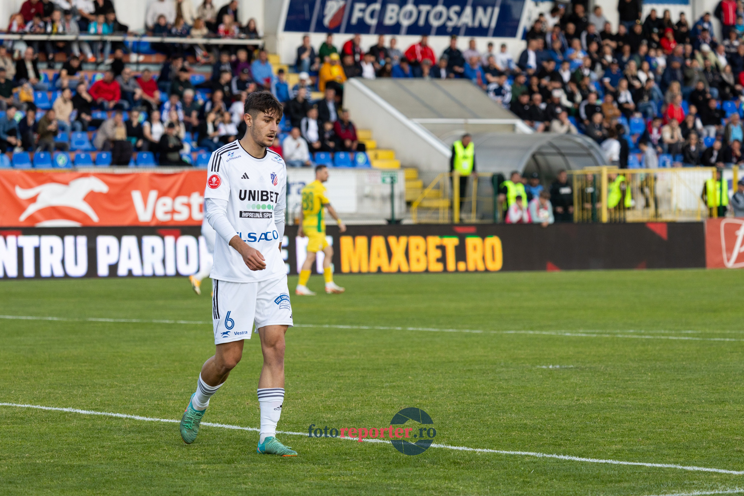 Galerie Foto: FC Botoșani vs. CS Mioveni - Pe 17 mai 2024, am fost martorii unei partide incredibile între FC Botoșani și CS Mioveni, în prima manșă a barajului pentru evitarea retrogradării. În fața unui stadion plin de emoție și speranță, echipa noastră a obținut o victorie importantă, cu un gol marcat de Aldair în minutul 93. 💪 *FC Botoșani 1-0 CS Mioveni*⚽️ Urmăriți momentele cheie ale meciului și bucuria suporterilor în această galerie foto! Pregătiți-vă pentru meciul de retur de pe 24 mai, când vom lupta din nou pentru a rămâne în prima ligă.#FCBotoșani #CSMioveni #BarajRetrogradare #ForzaBotoșani 