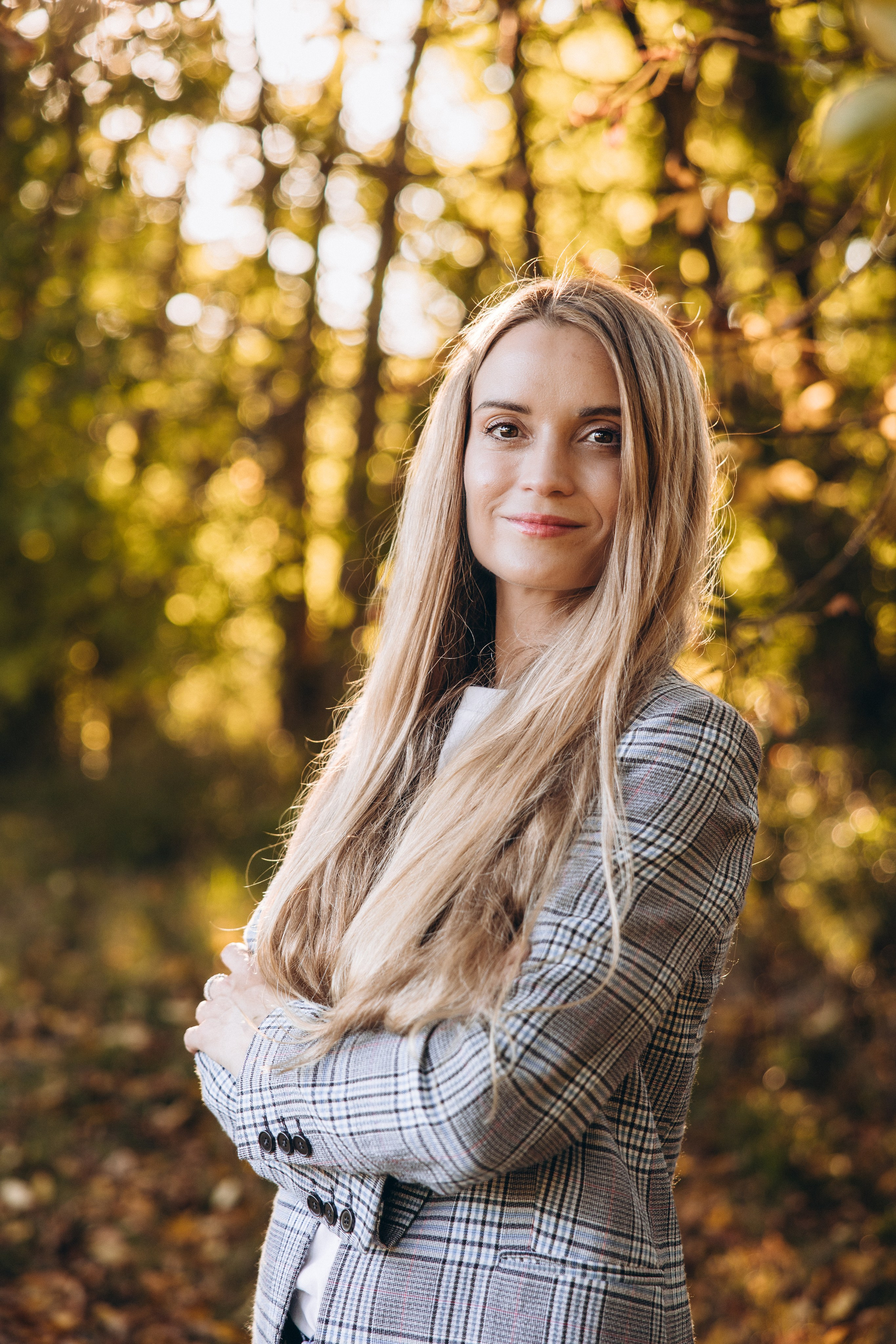 Autumn mother-son family photoshoot in Toulouse. Eugenie Smirnova — wedding, corporate and lifestyle photographer in Toulouse and Southwest France