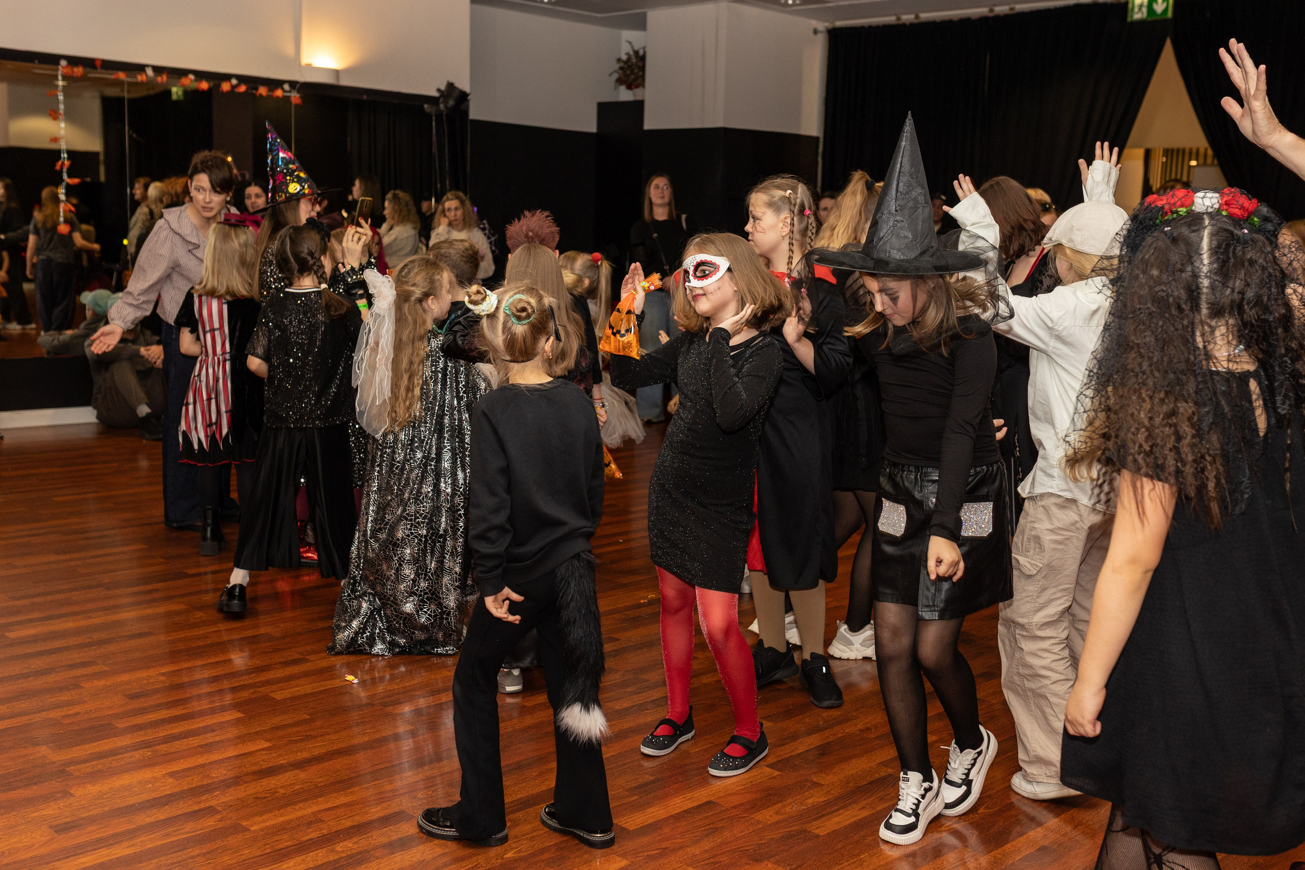 Leo dance studio Helloween 2025. Семейный и детский фотограф в Варшаве Мила Бобровская