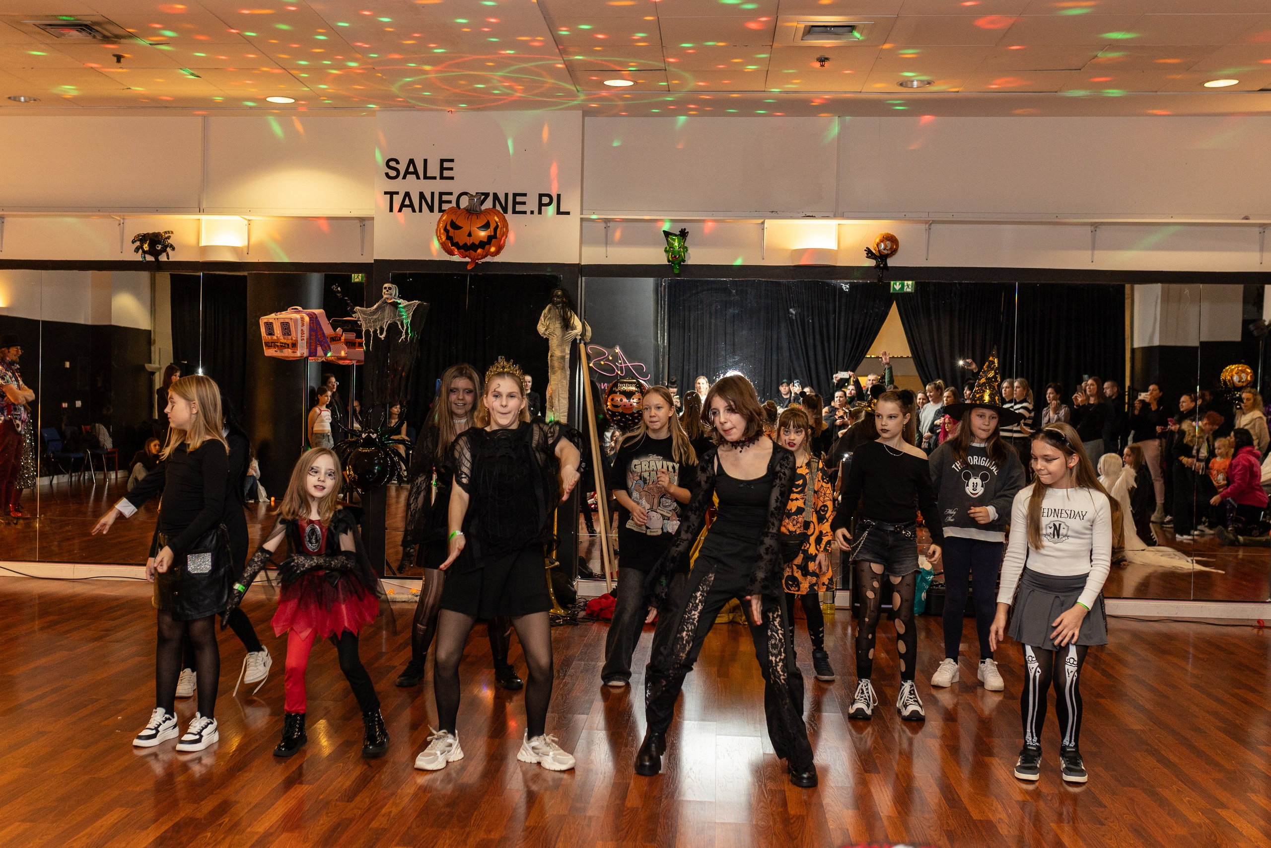 Leo dance studio Helloween 2025. Семейный и детский фотограф в Варшаве Мила Бобровская